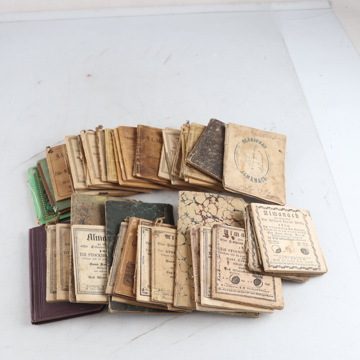 Almanackor från 1800-talet, 51 st. Samfraktas ej.