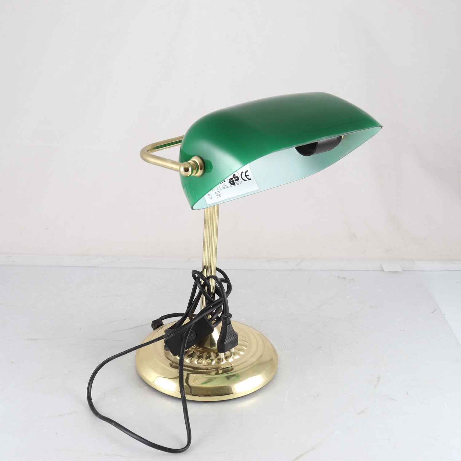 Lampa, metall, plast, glas. Samfraktas ej.