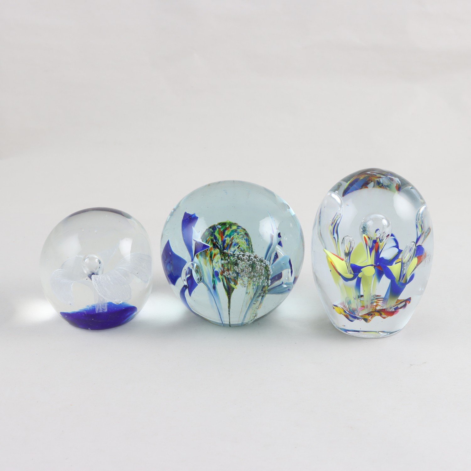Brevpressar, konstglas, 3 st. Samfraktas ej.