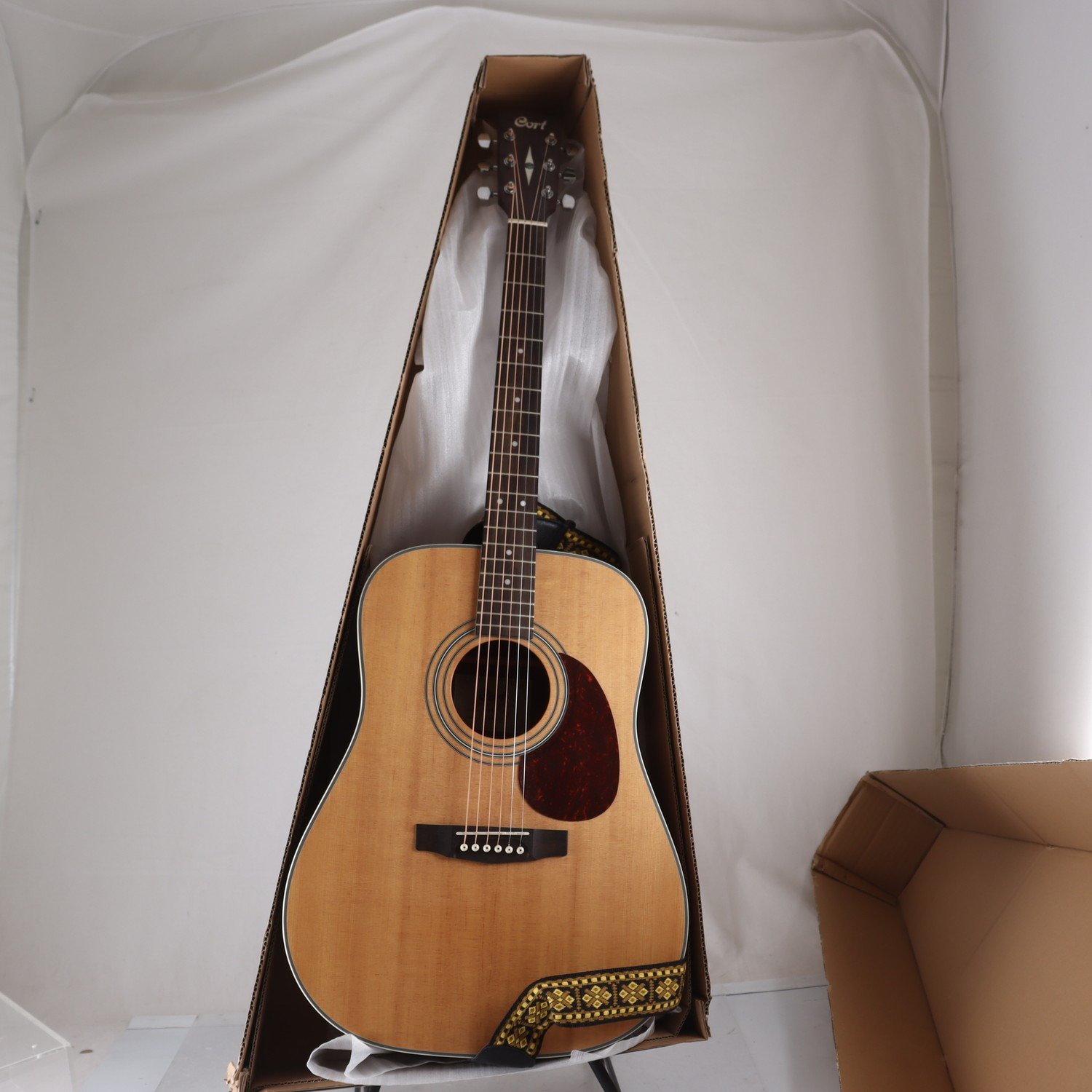Akustisk gitarr, Cort. Endast avhämtning.