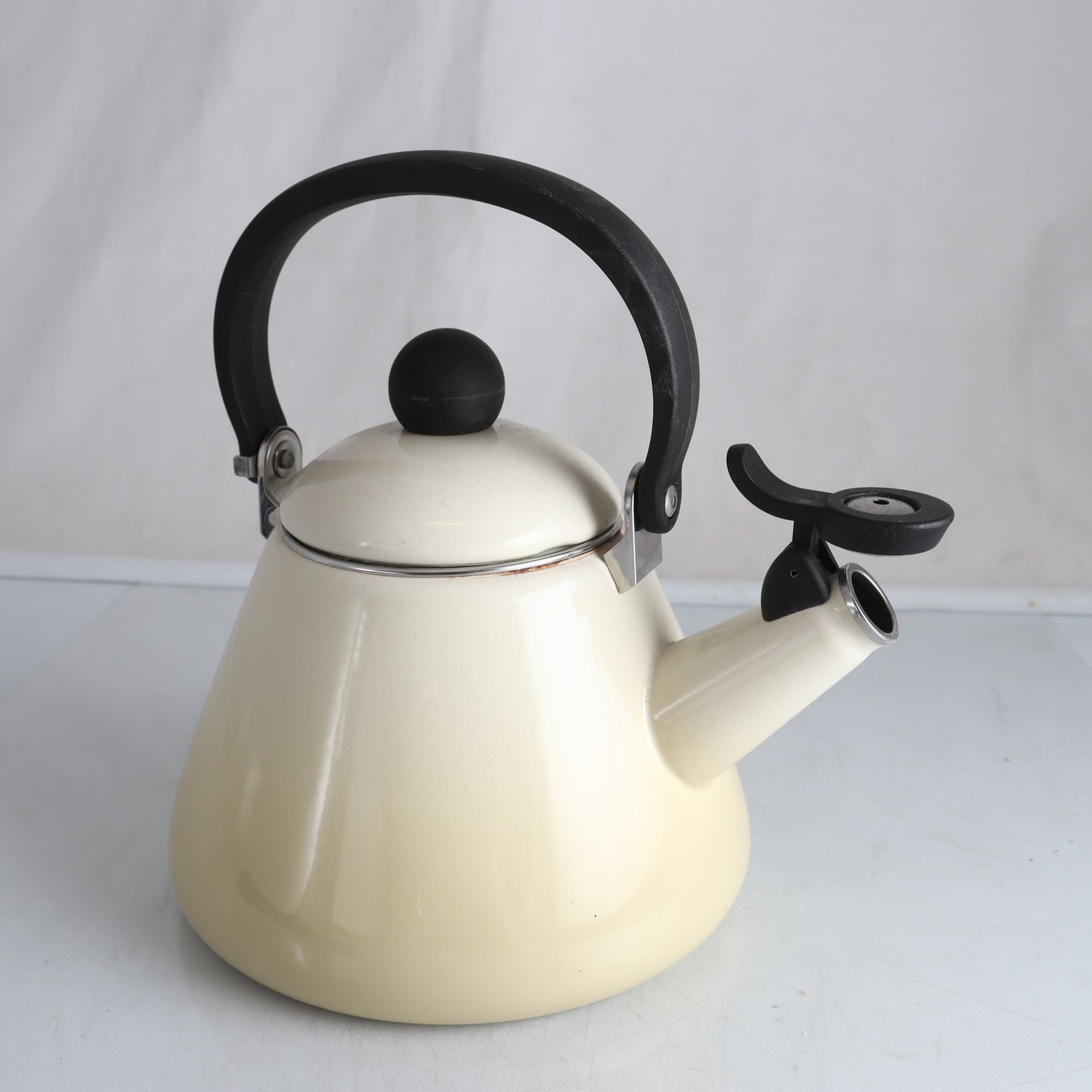 Vattenkokare med vissla, Le Creuset, Frankrike. Samfraktas ej.