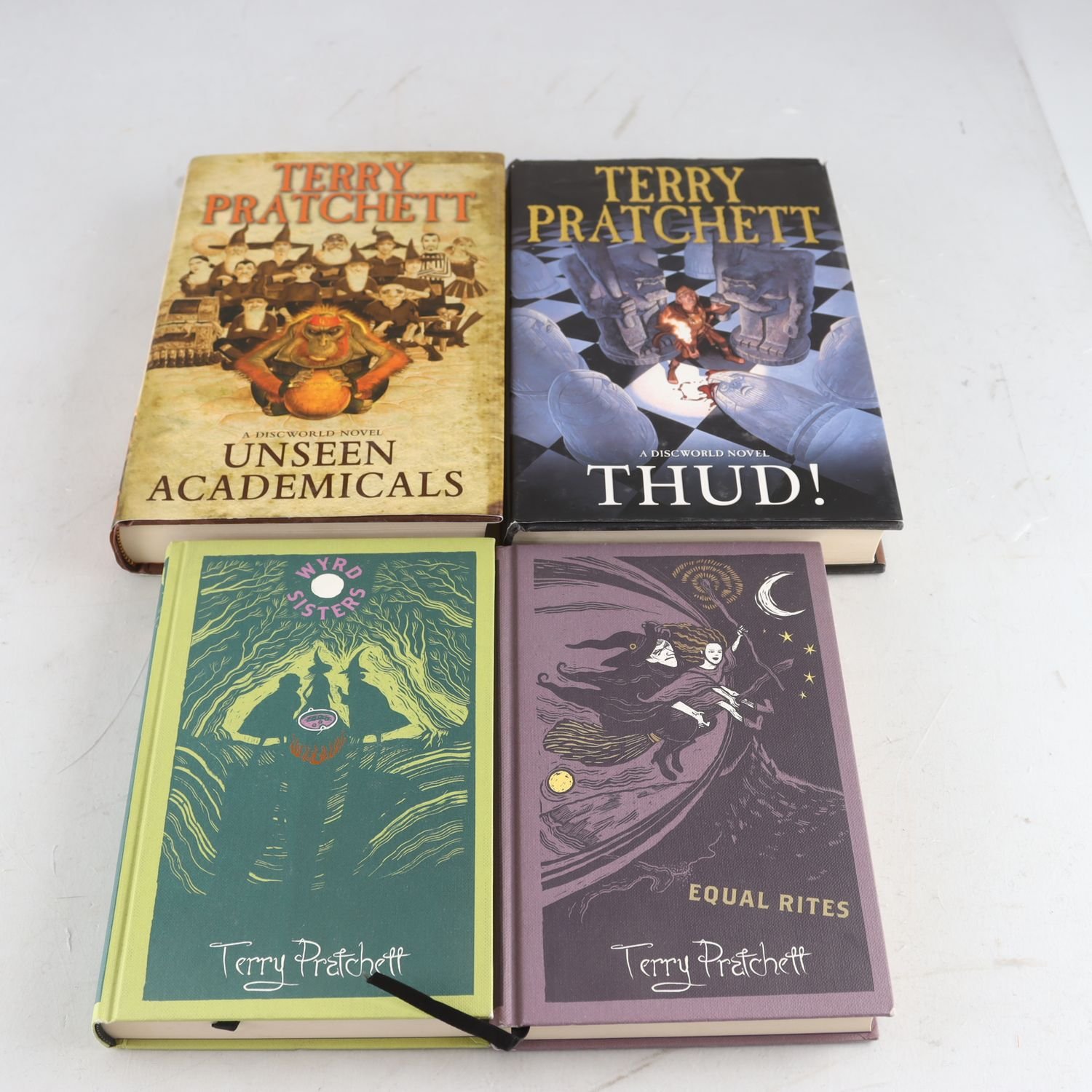 Terry Pratchett, bokpaket med fyra romaner i Discworld-serien