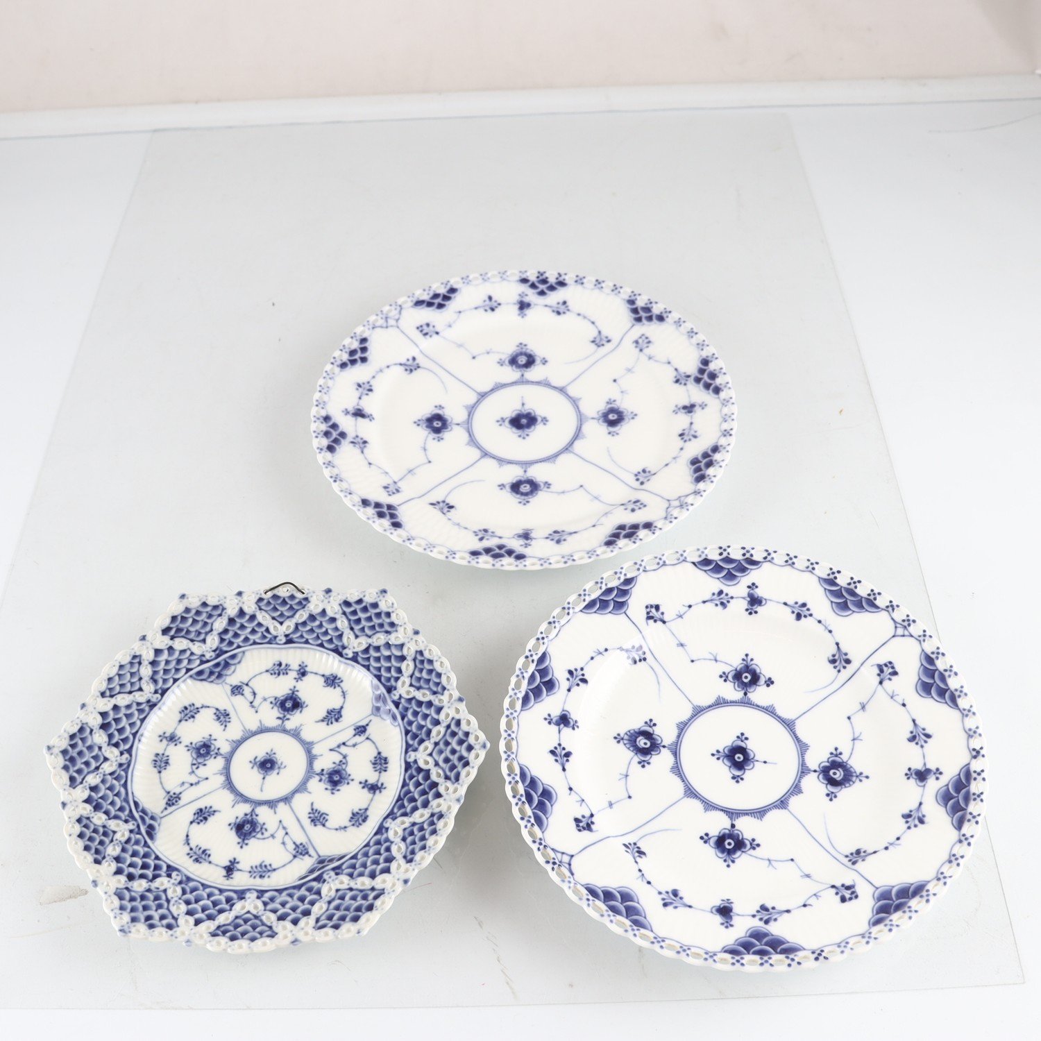 Tallrikar, Musselmalet, helblond, Royal Copenhagen, 3 st. Samfraktas ej.