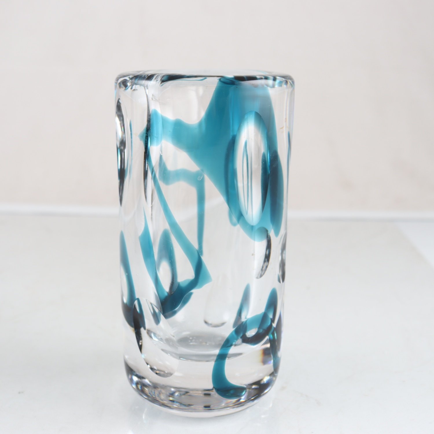 Vas, Kosta, Signerad Vicke Lindstrand, glas. Samfraktas ej.