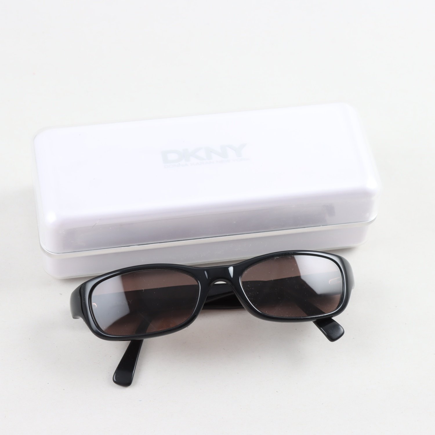 Solglasögon, DKNY