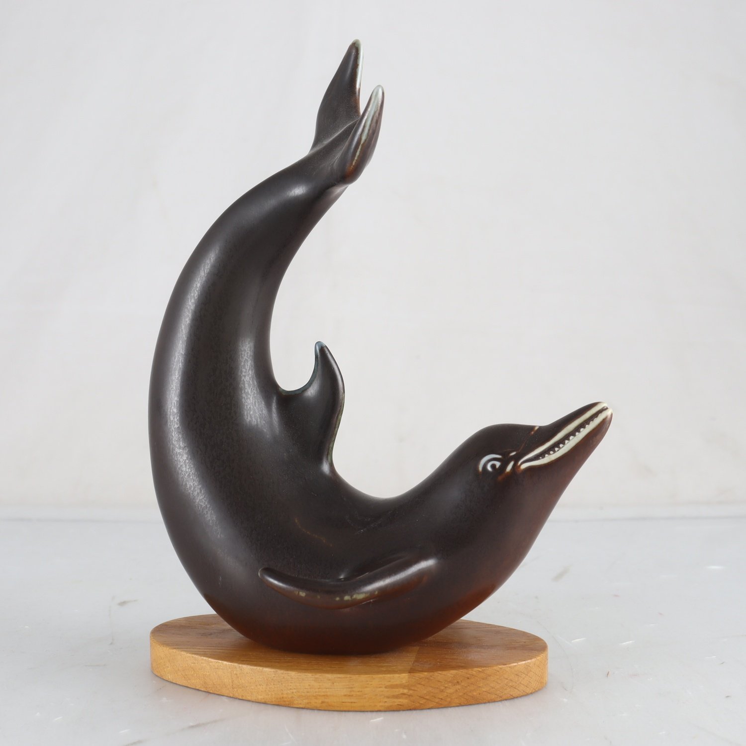 Skulptur, delfin, Gunnar Nylund, Rörstrand, signerad. Samfraktas ej.