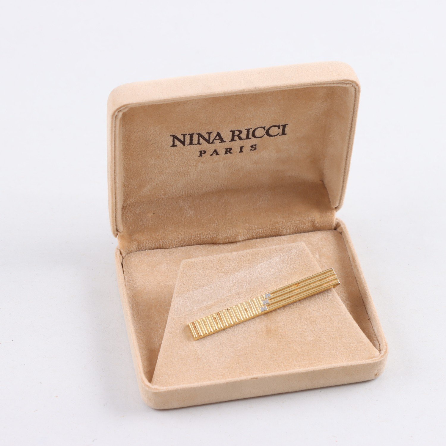 Slipshållare, Nina Ricci