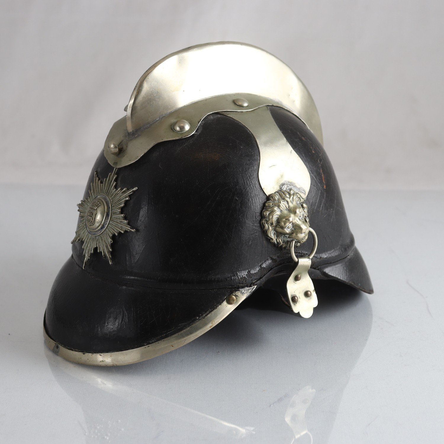 Brandmanshjälm, läder med metallbeslag, 1900-talets början. Samfraktas ej.