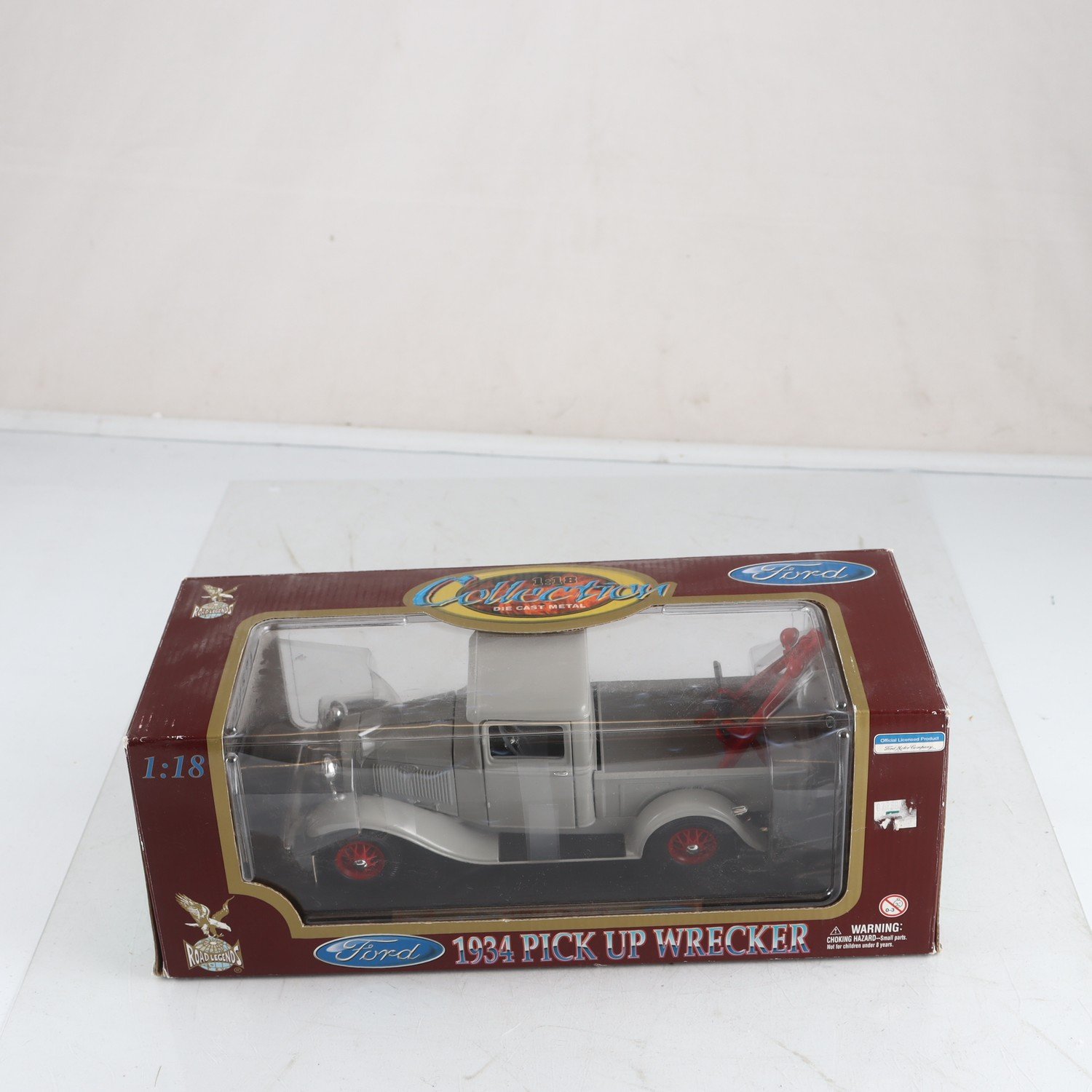 Bil, Ford pick up wrecker, road legends. Samfraktas ej.