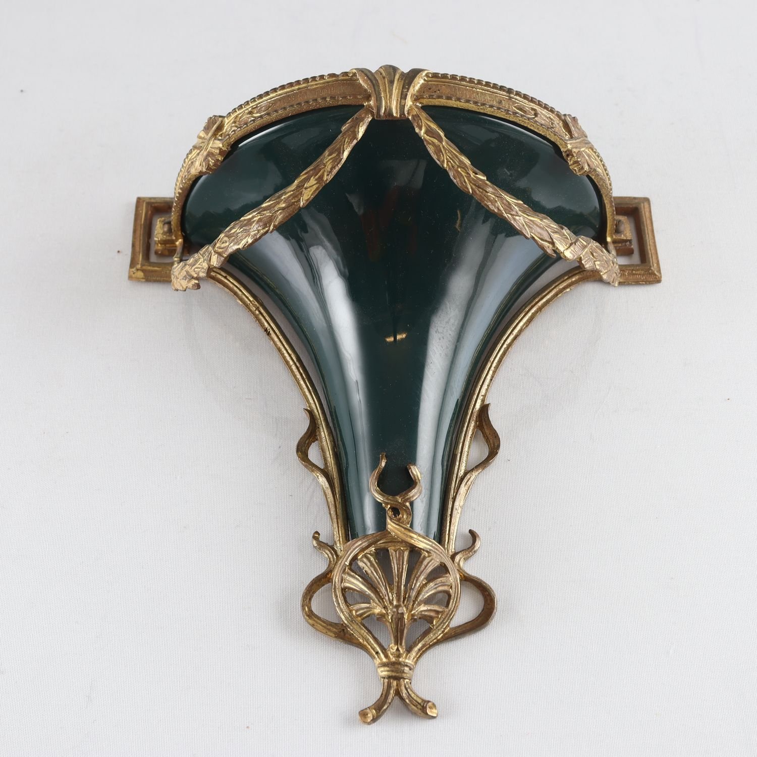 Konsolhylla, keramik, mässing, Jugend, (1890-1920). Samfraktas ej.
