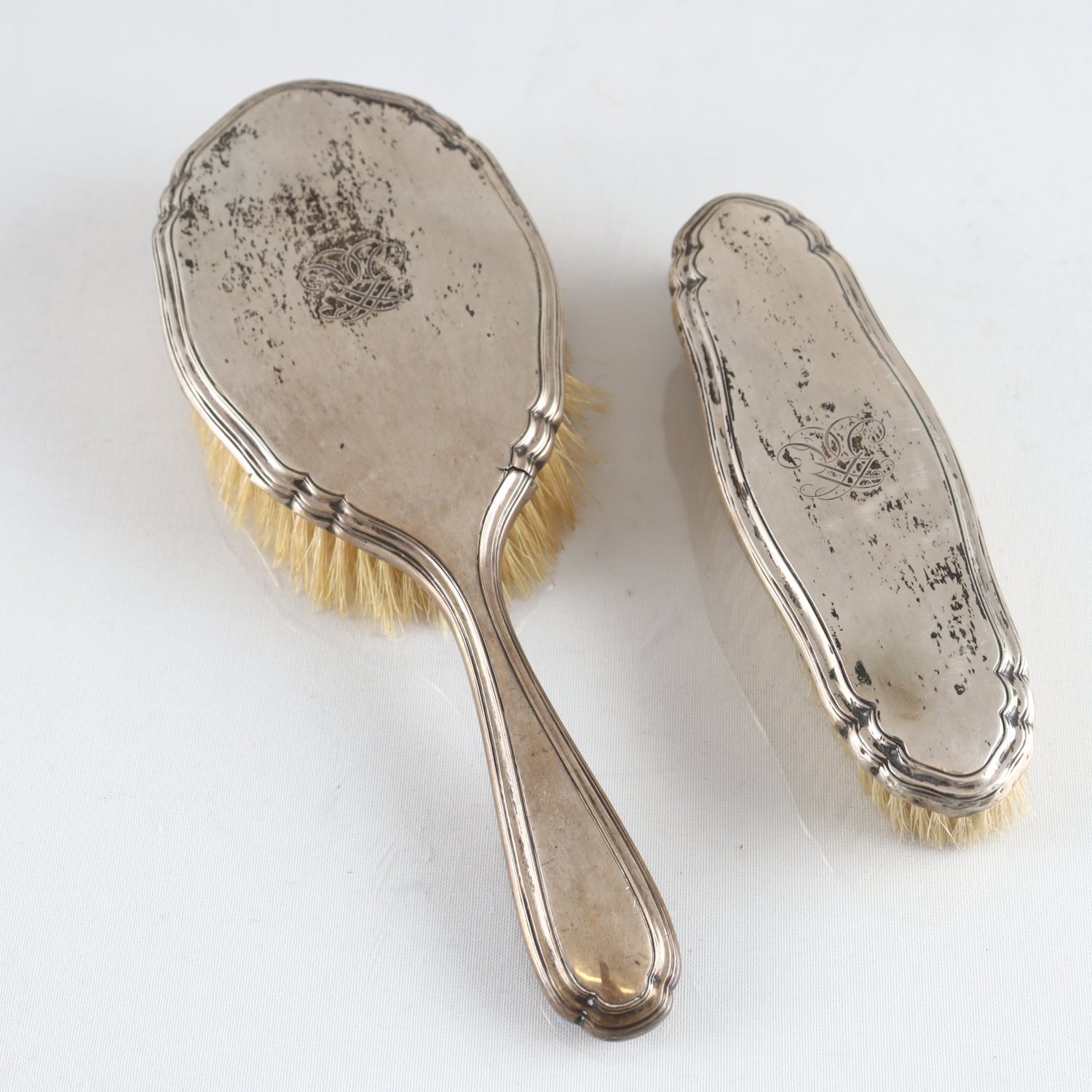 Borstar, silver, 830, monogramsgnerad, tidigt 1900-tal, 2 st