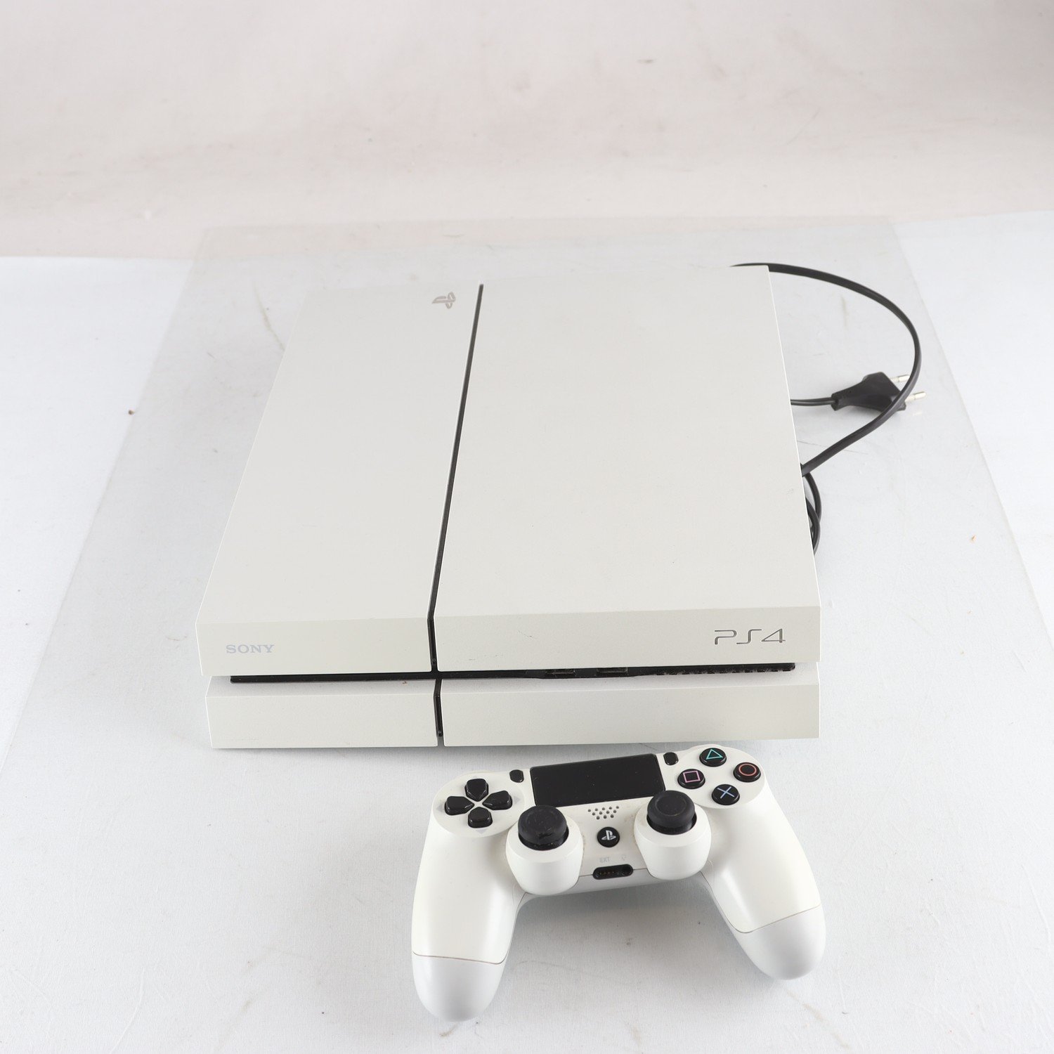 Playstation 4. Samfraktas ej.