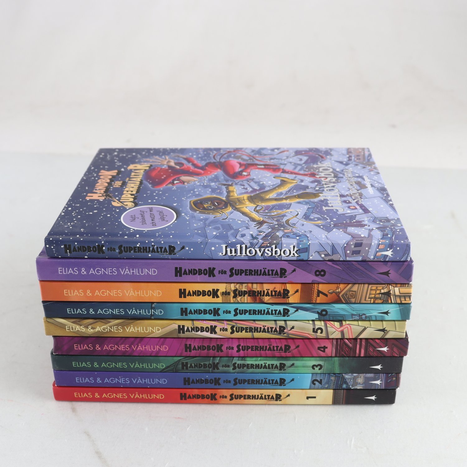 Handbok för superhjältar, Vol.1-8 + Jullovsbok: Snöpiraterna