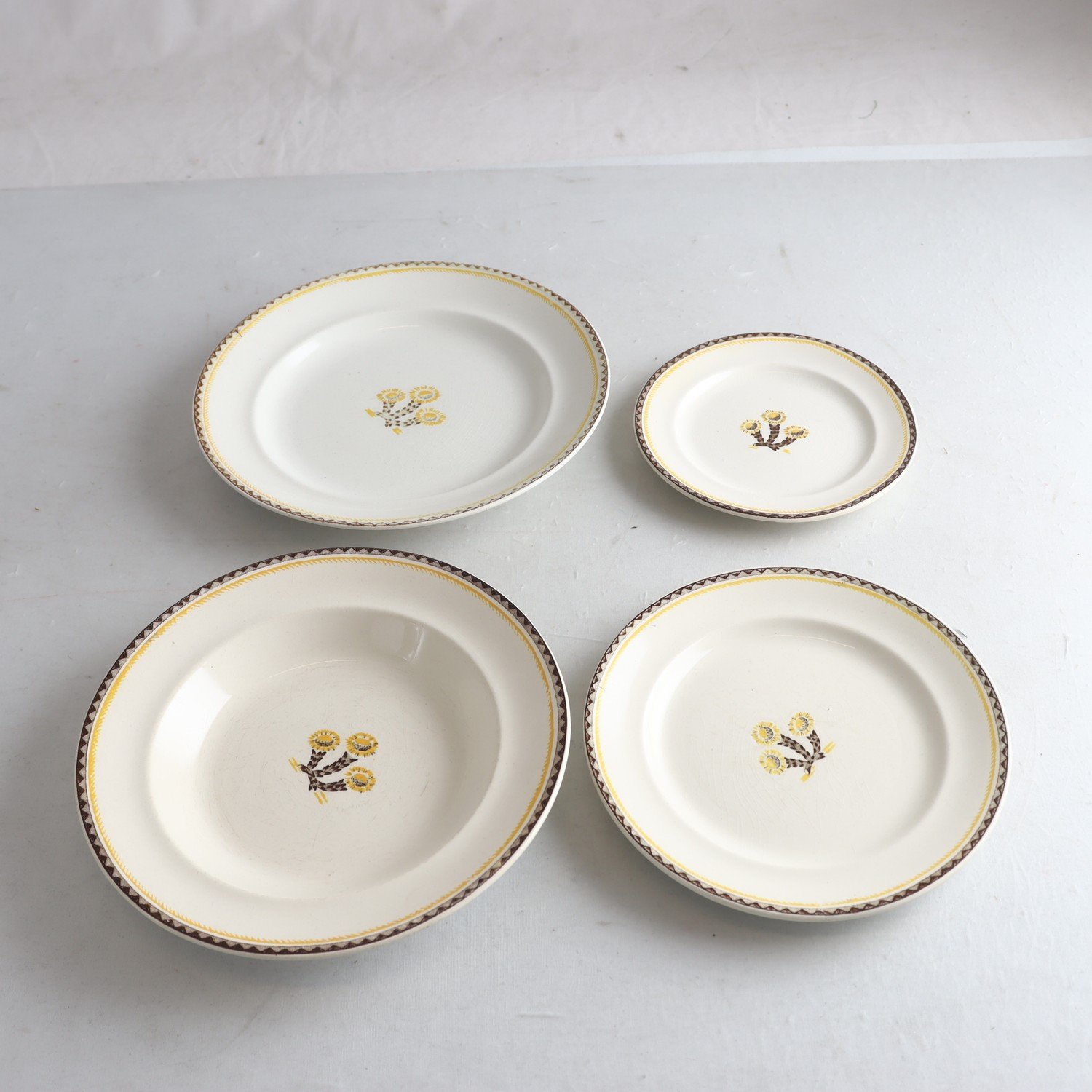 Tallrikar, Tussilago, Wilhelm Kåge, Gustavsberg, 1930-1956. Samfraktas ej.