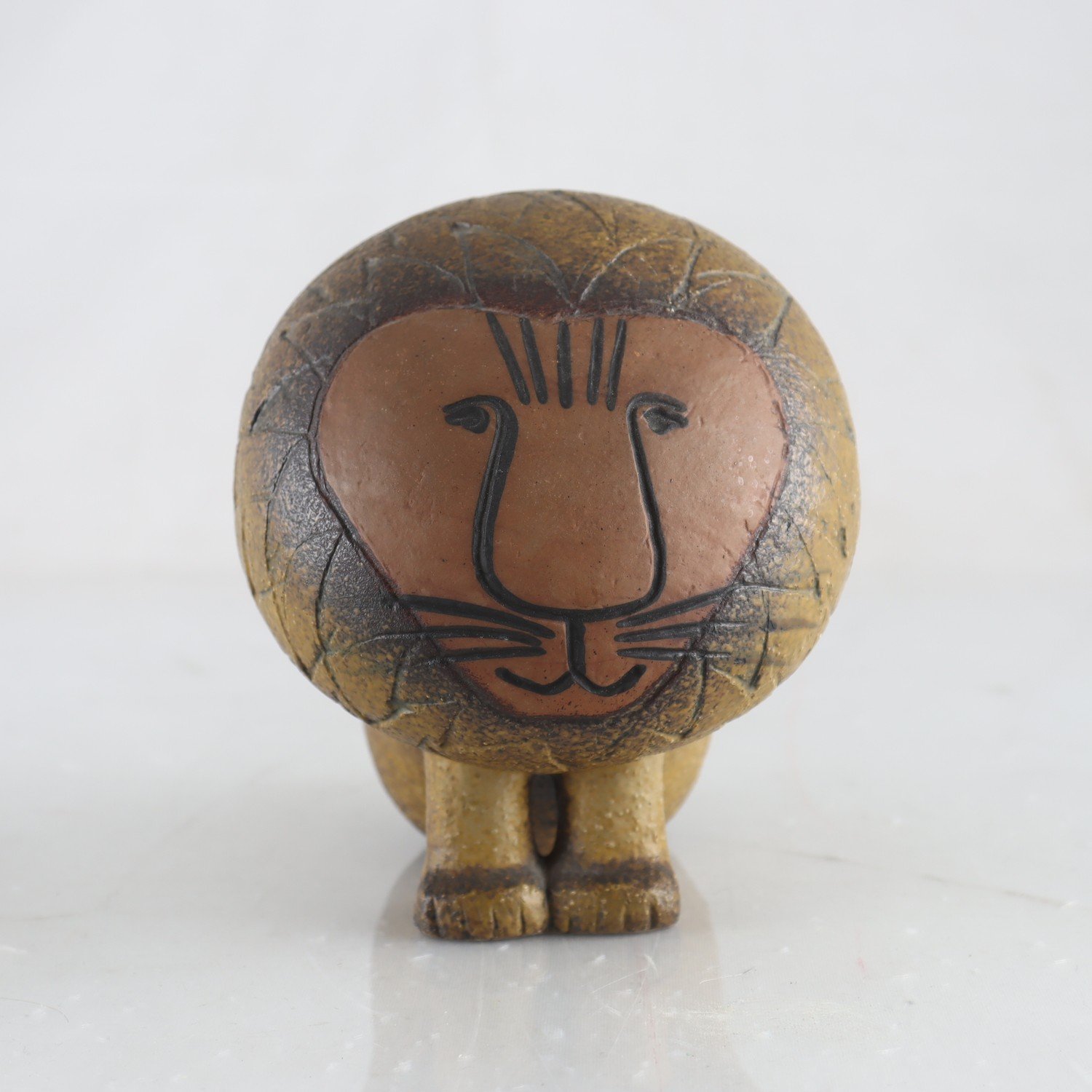Figurin, Lisa Larsson, lejon, stengods. Samfraktas ej.