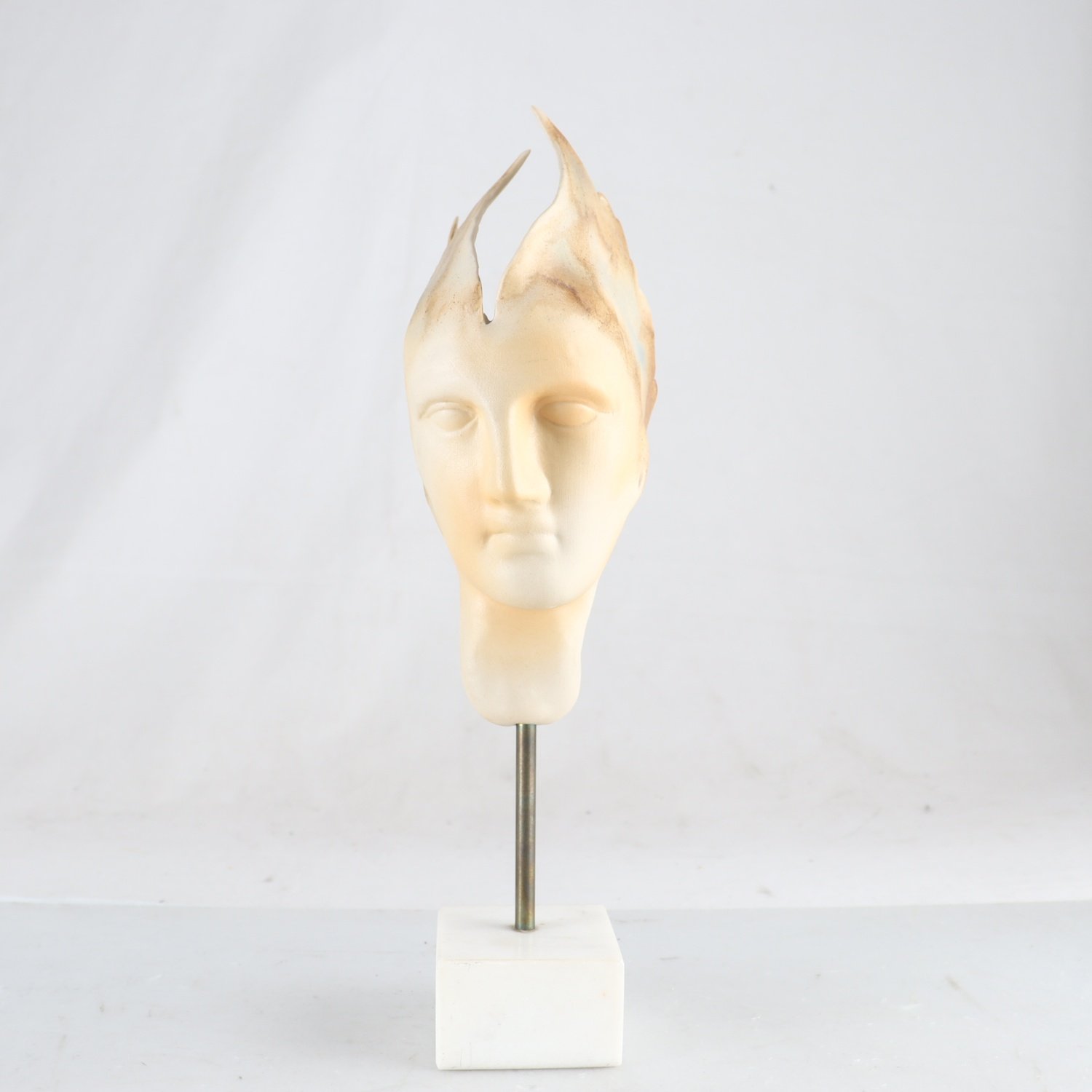 Skulptur, ansikte i keramik, sockel i marmor. Samfraktas ej.