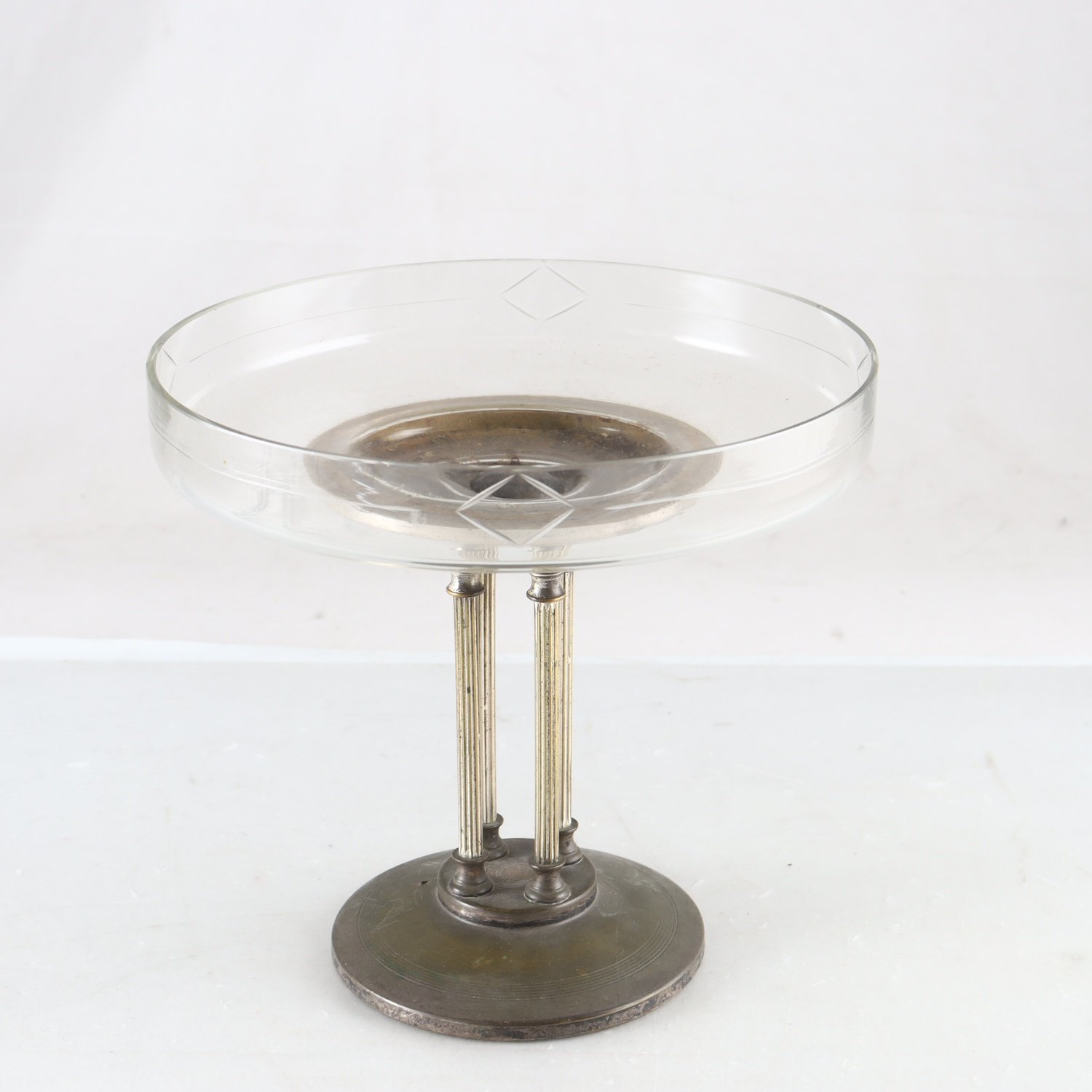 Bordsuppsats, vitmetall med skål av glas, ca 1900. Samfraktas ej