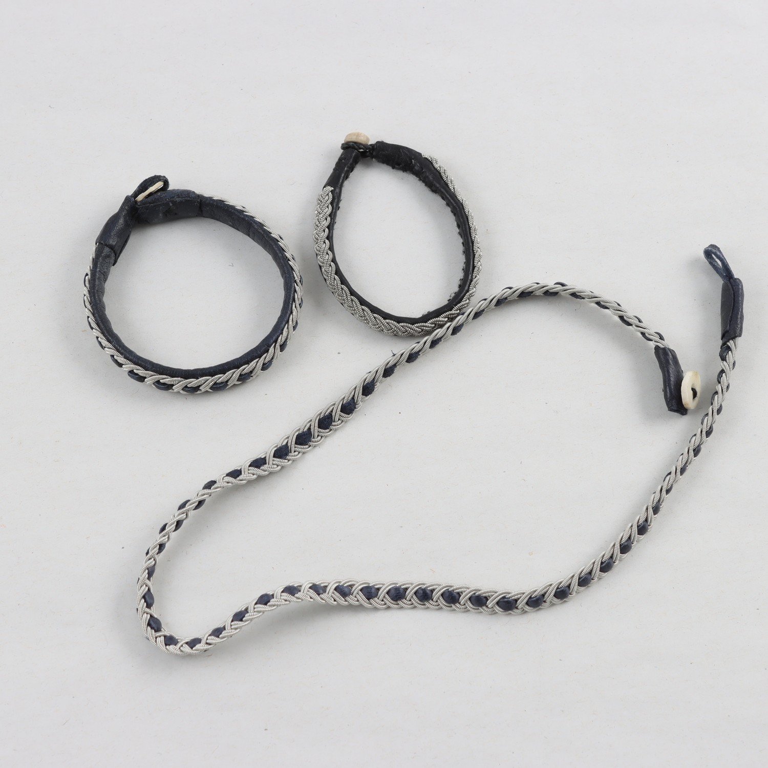 Set, tenntråd, halsband, armband, läder