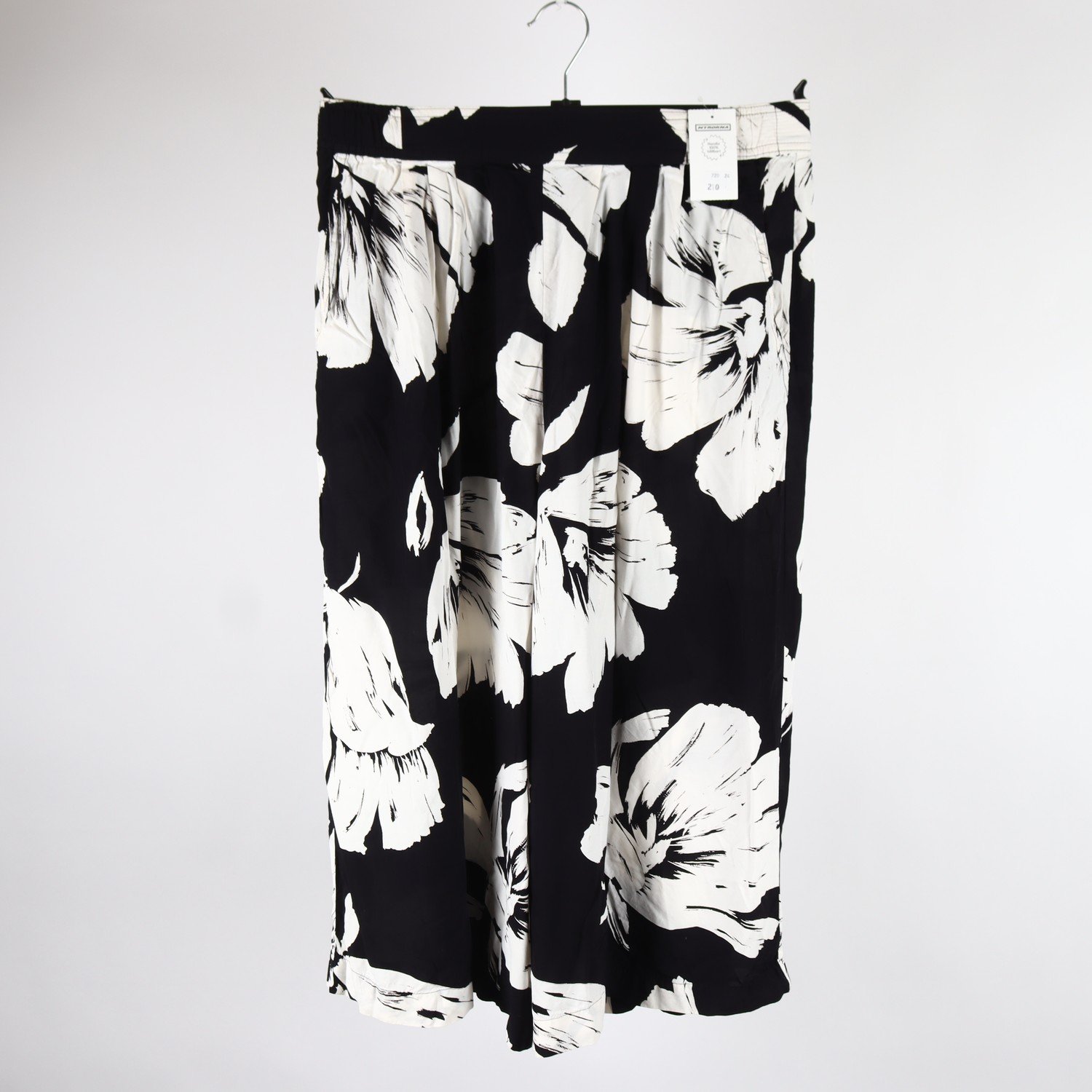 Knäbyxor/shorts, KL By Karl Lagerfeld, svart, vit, mönstrad, stl. 40