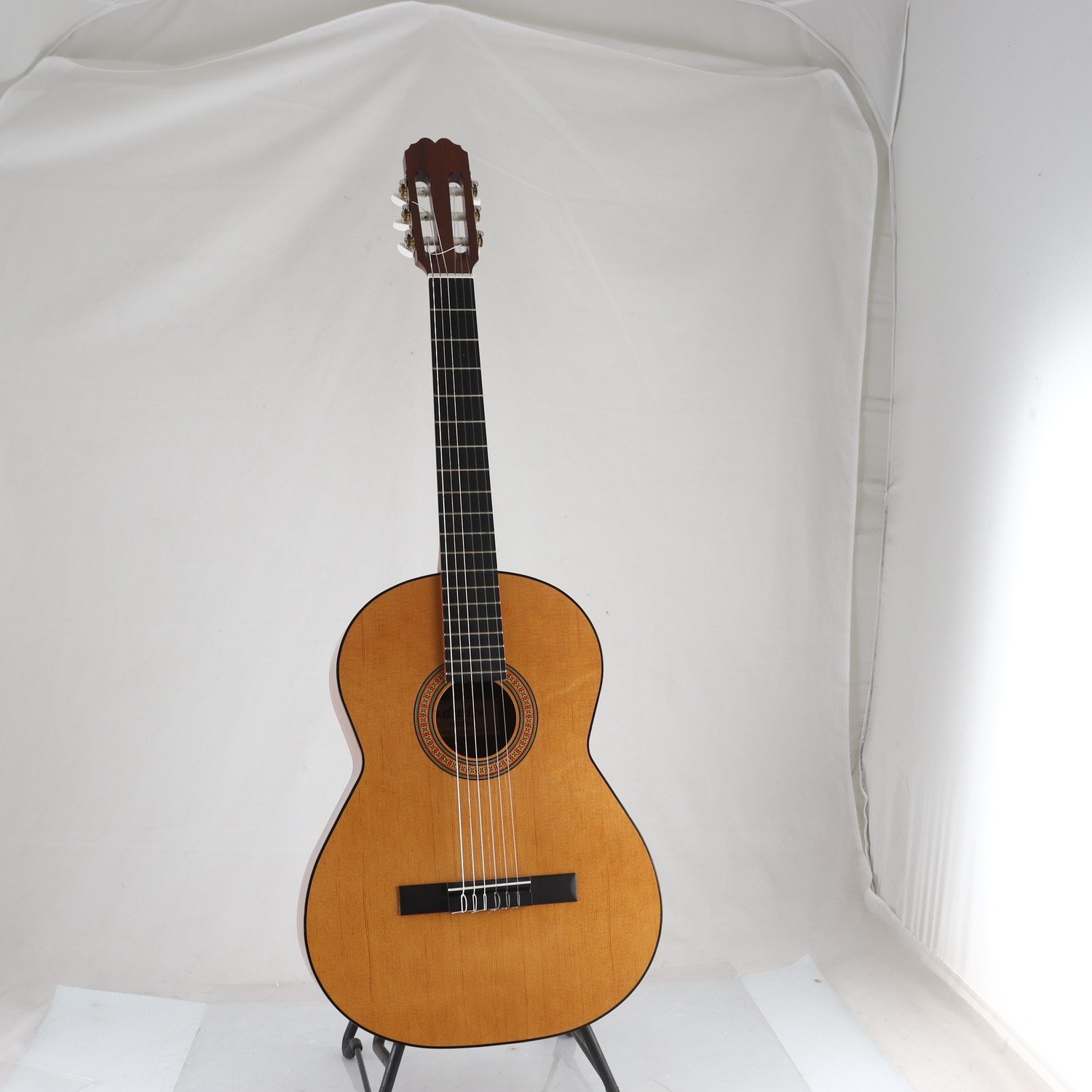 Akustisk gitarr, Admira. Endast avhämtning.