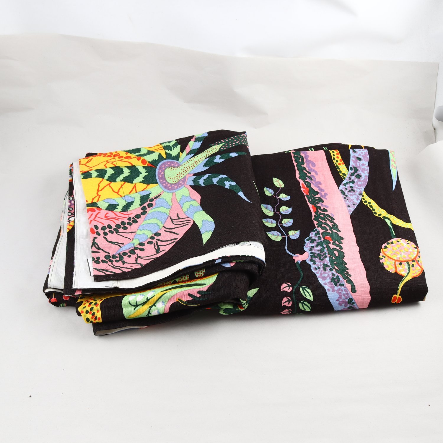 2 st gardiner, Svenskt Tenn, Josef Frank, ”Hawaii”, stl ca. 250 x 125 cm
