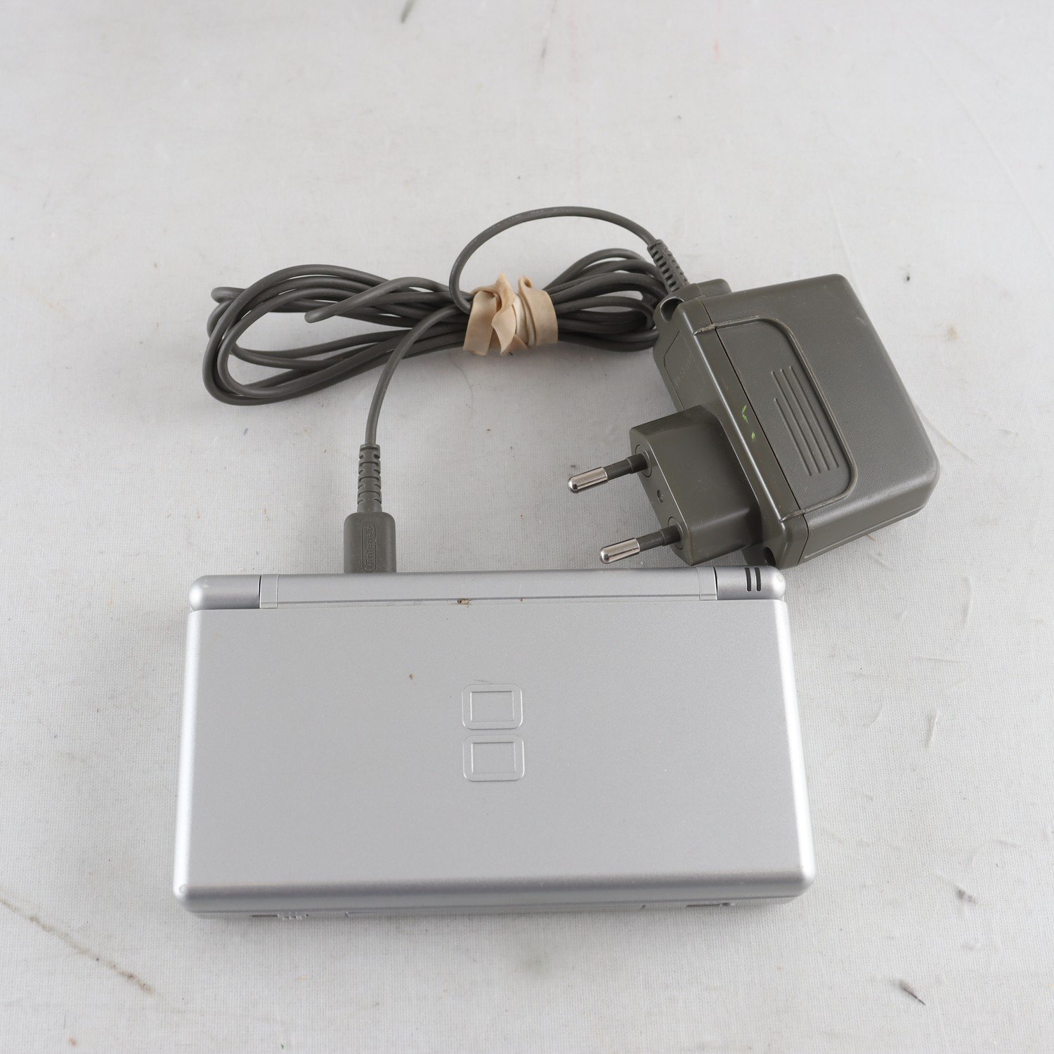 Nintendo DS, med spel och laddare.