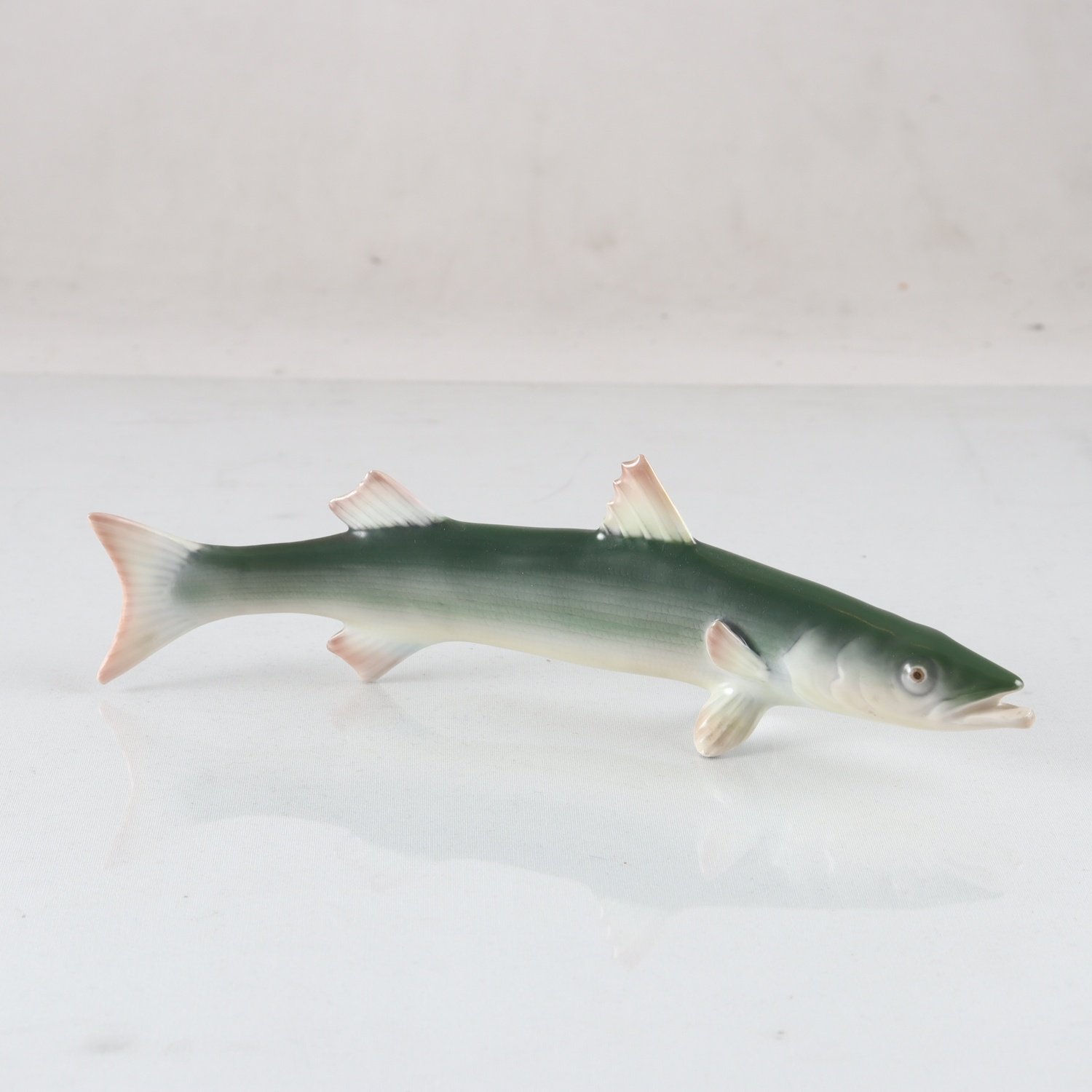 Figurin, porslin, Gädda, Okura, Japan. Samfraktas ej.