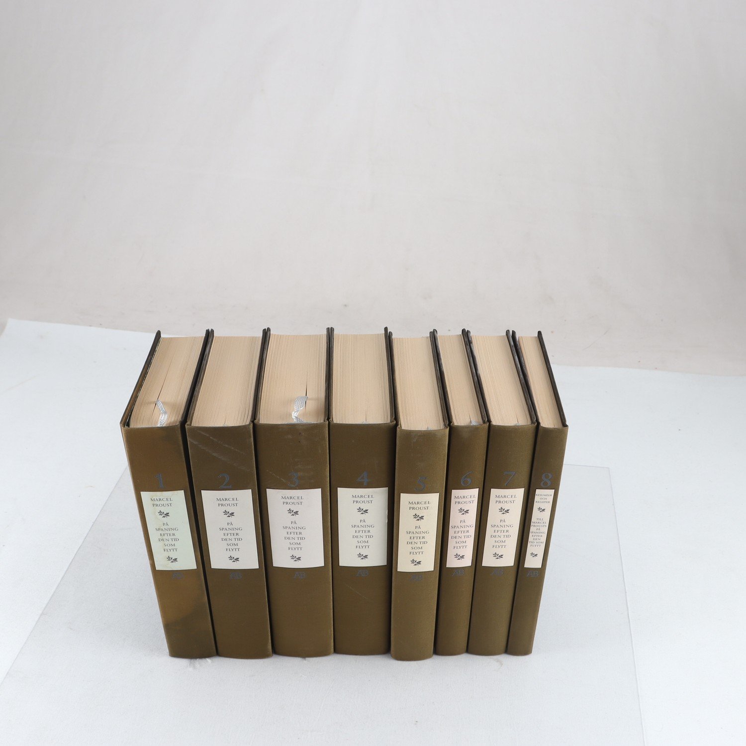 Marcel Proust, På spaning efter den tid som flytt, Vol. 1-8. Samfraktas ej.