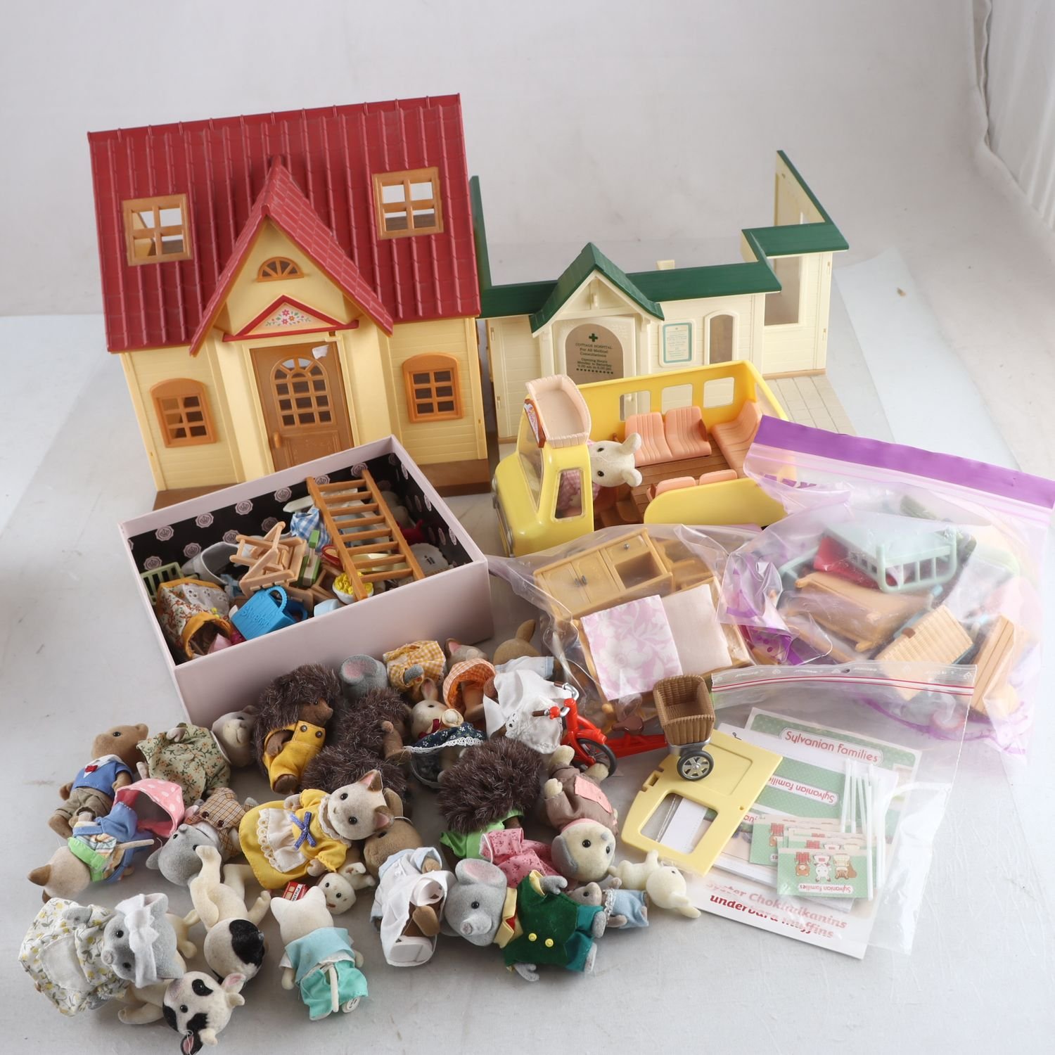 Figurer, Sylvanian, med hus, och tillbehör. Endast avhämtning.