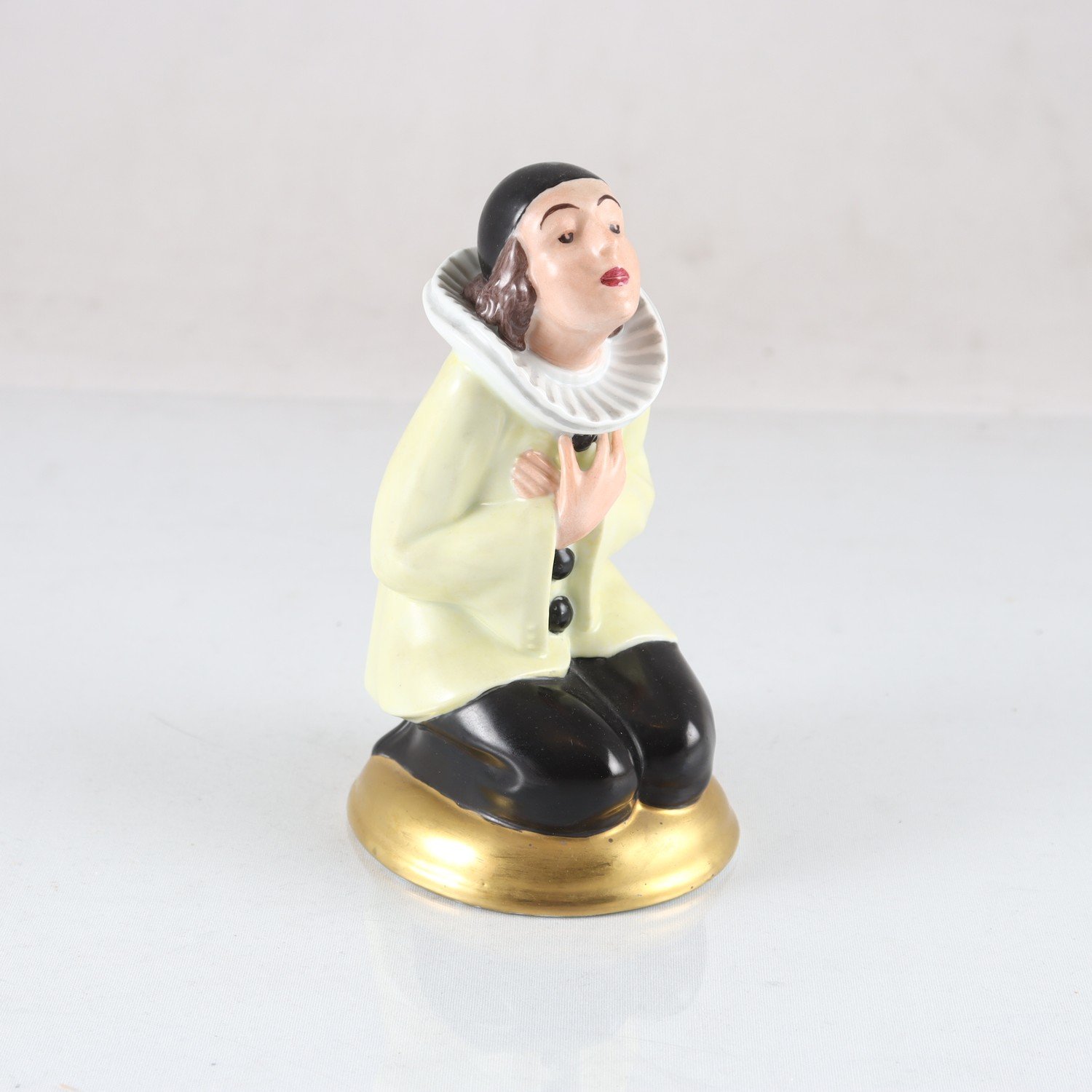 Figurin, Pierrot, handmålad av Olga Wahlin, Hackefors