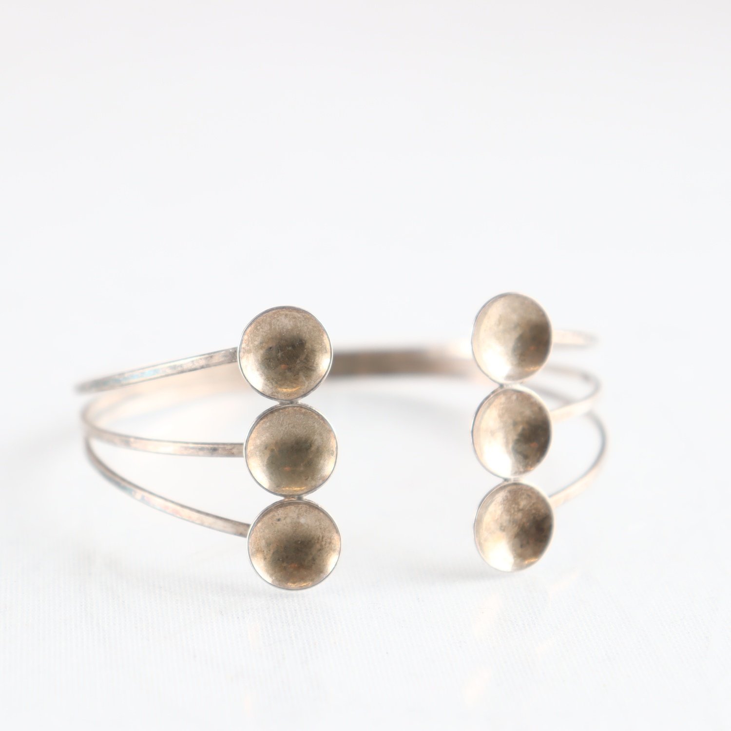 Armband, stämplad kattfot, silver, stelt