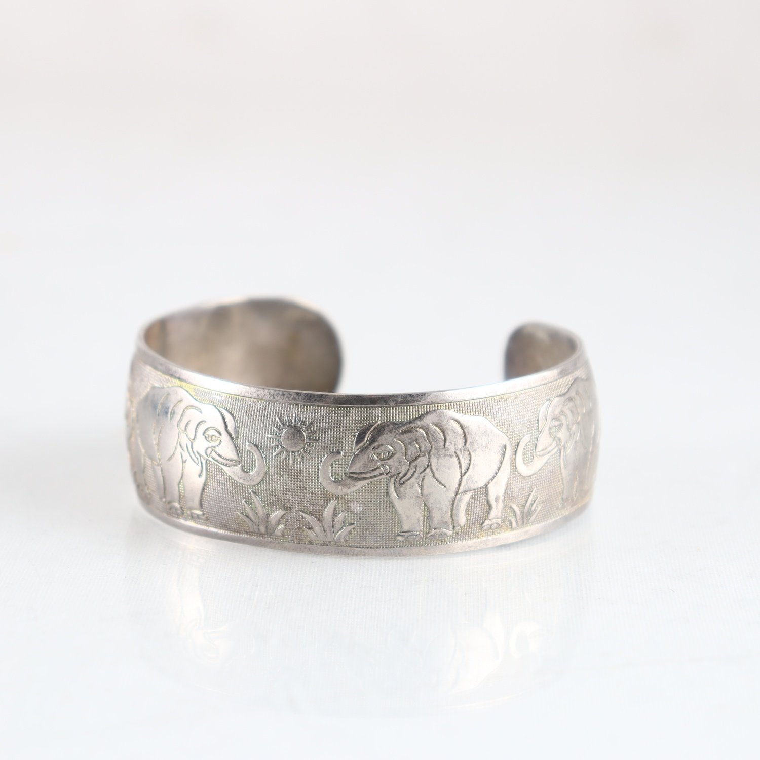 Armring, silver 925, mönster av elefanter, stelt
