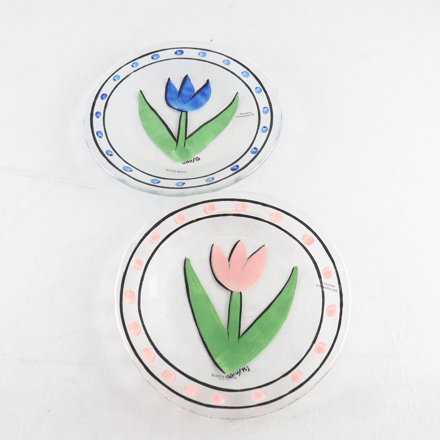Assietter, Kosta Boda, ”Tulip”, Ulrika Hydman-Vallien, signerad, 2 st