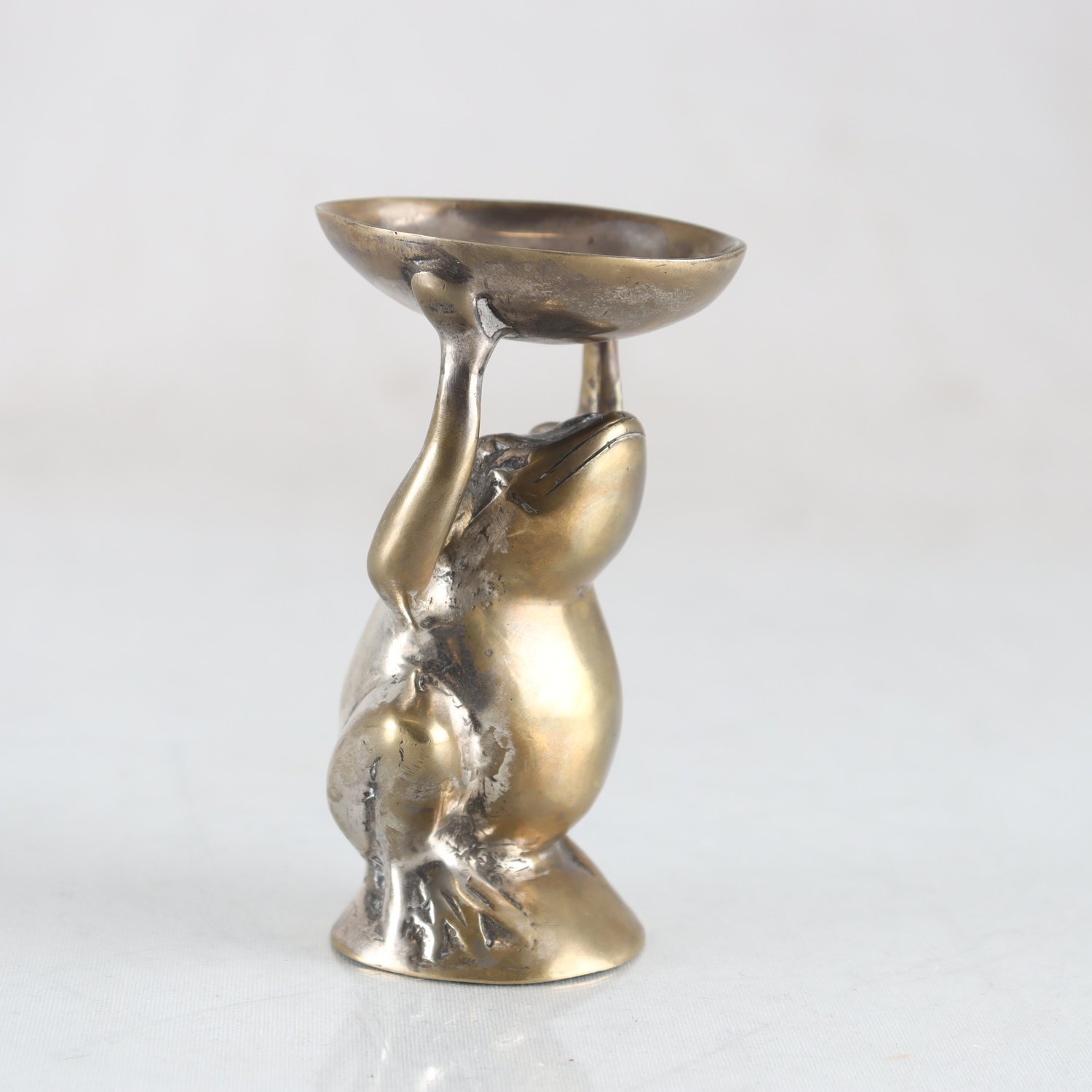 Skulptur, groda med fat, mässing
