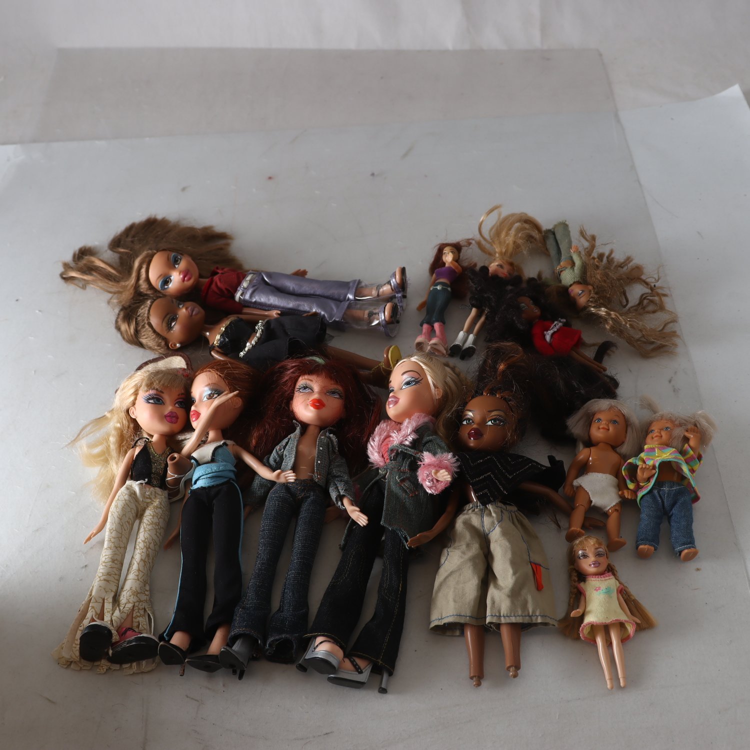 Dockor, bland annat Bratz med tillbehör.