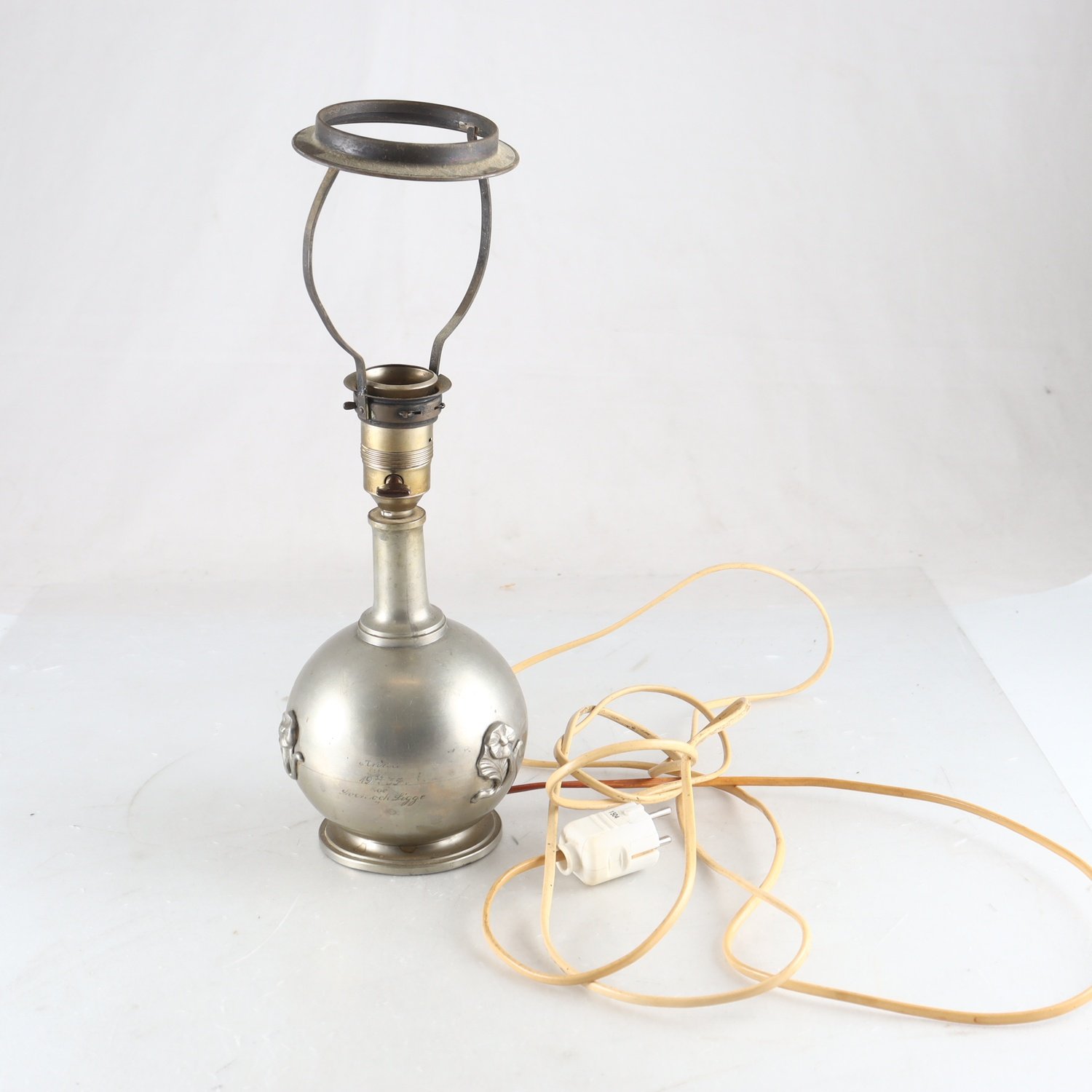 Bordslampa, Tenn