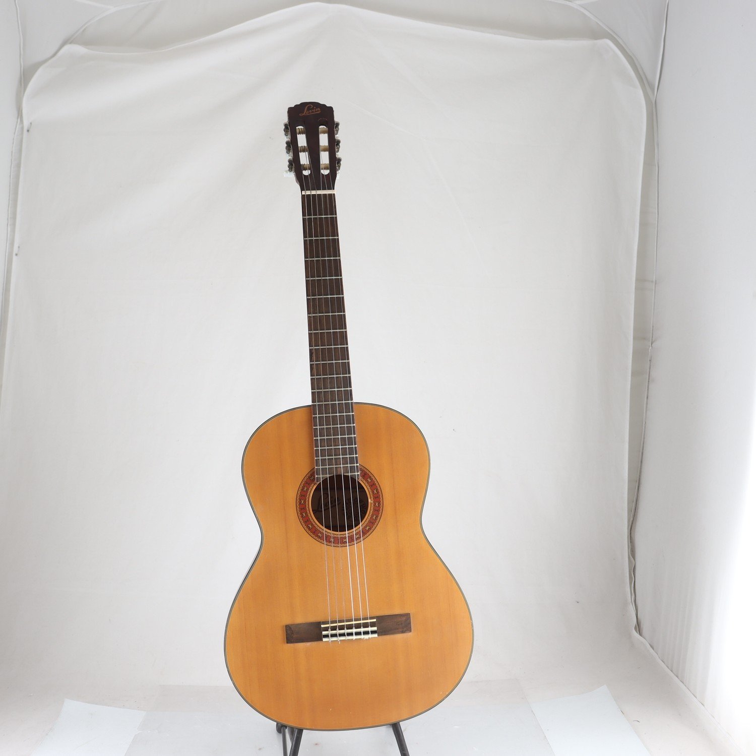 Akustisk gitarr, Levin. Endast avhämtning.