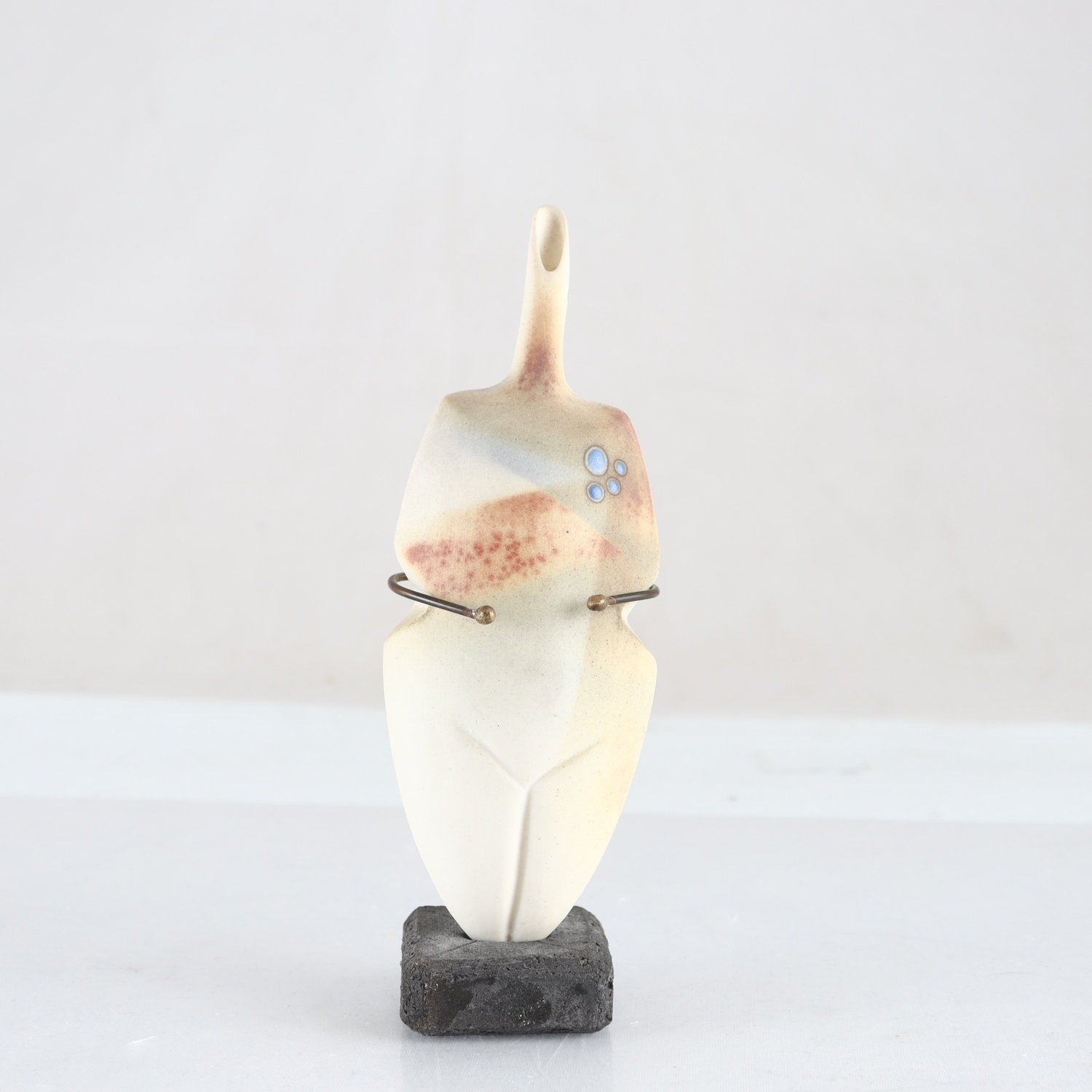 Figurin, biskvi, Jasper Morrisson, England, signerad
