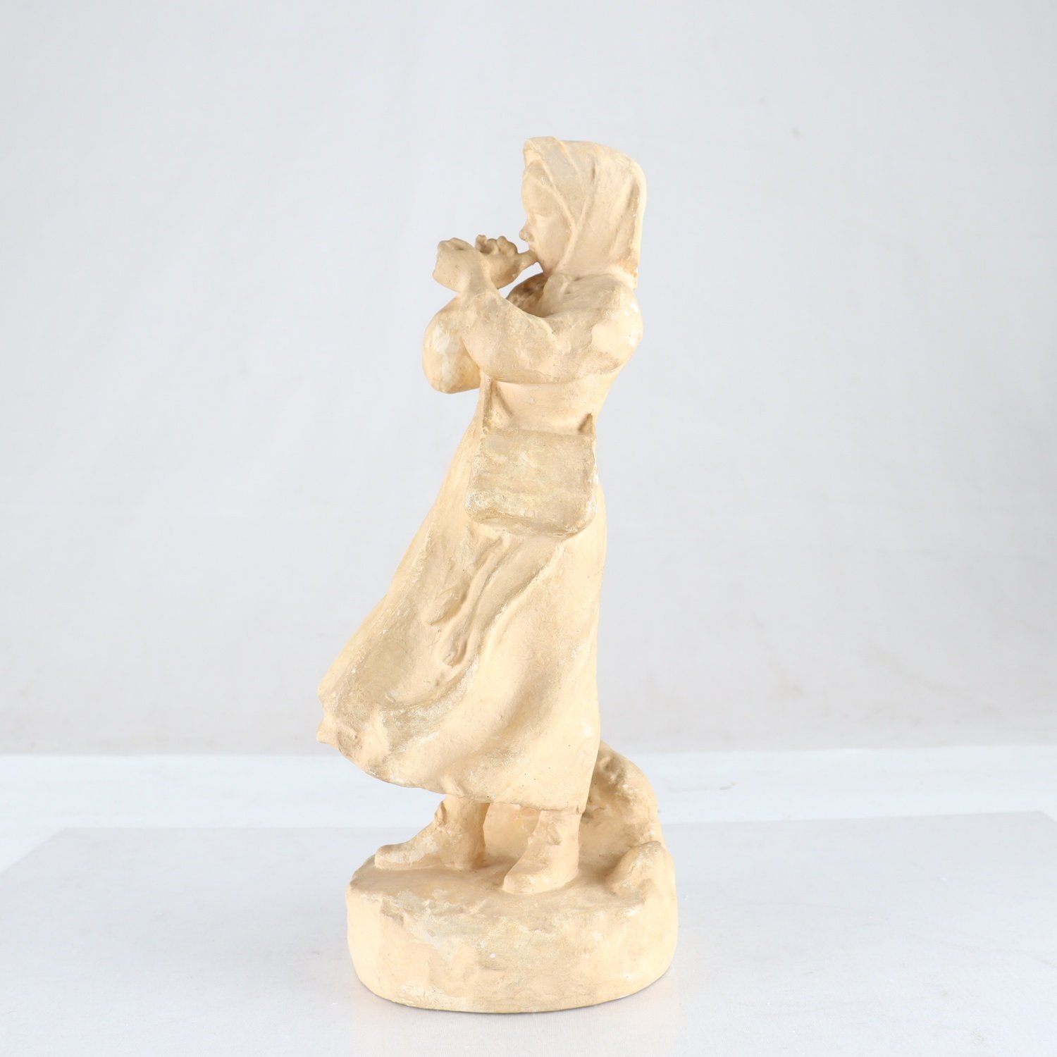Figurin, gips, Vallflicka, Arvid Backlund, 1917, signerad. Samfraktas ej.