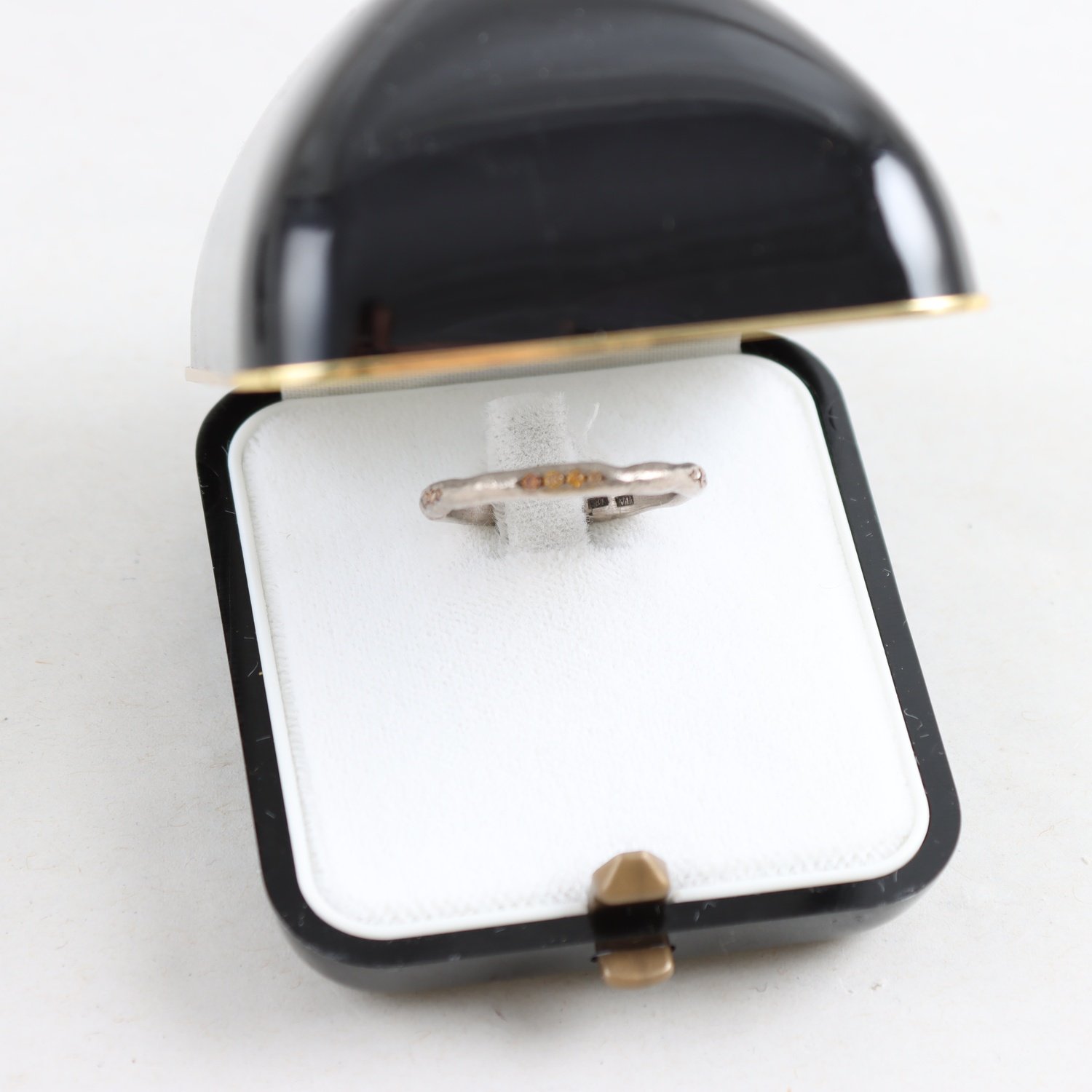 Ring, vitguld 18K, orangea diamanter, Smid, Stockholm, vikt: 3,6g