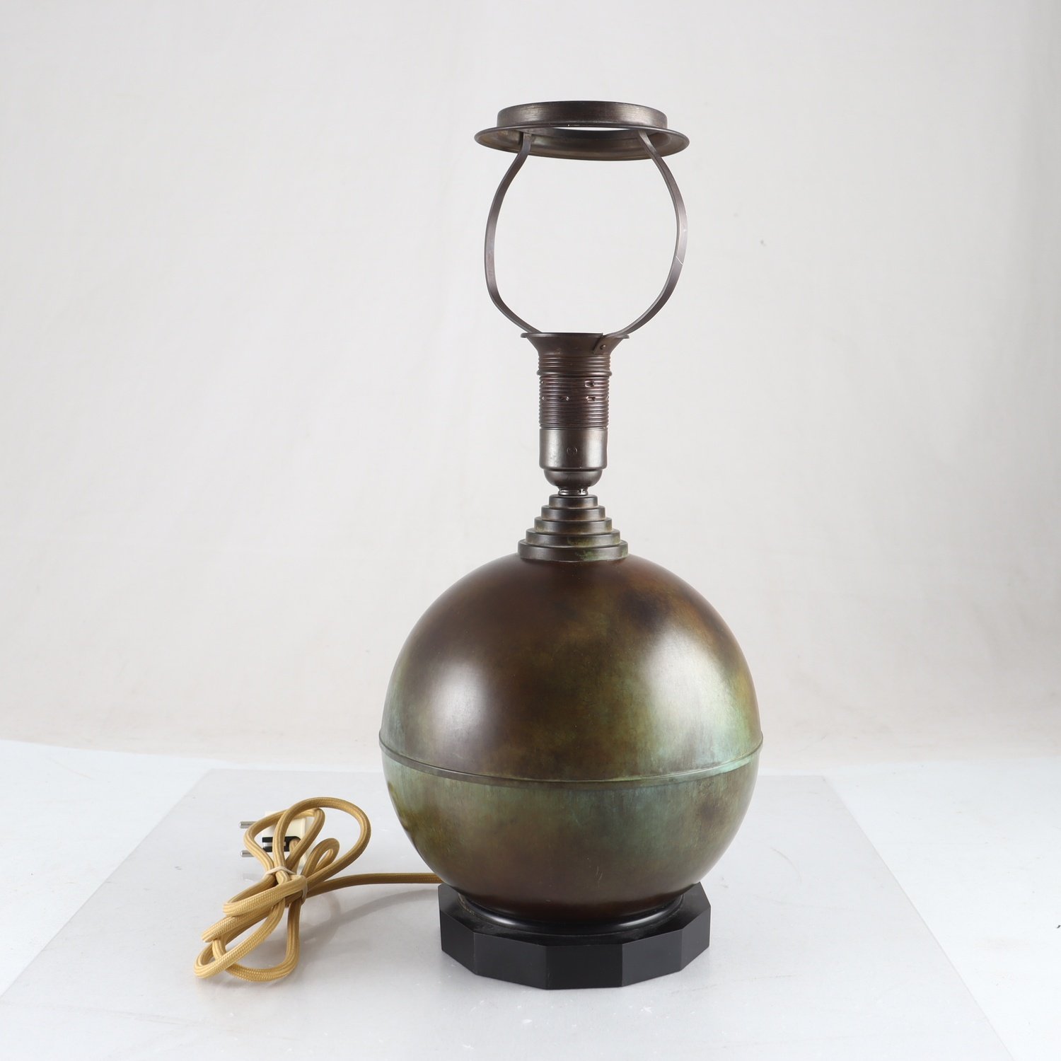 Klotlampa, Art Deco, i patinerad brons. Samfraktas ej.