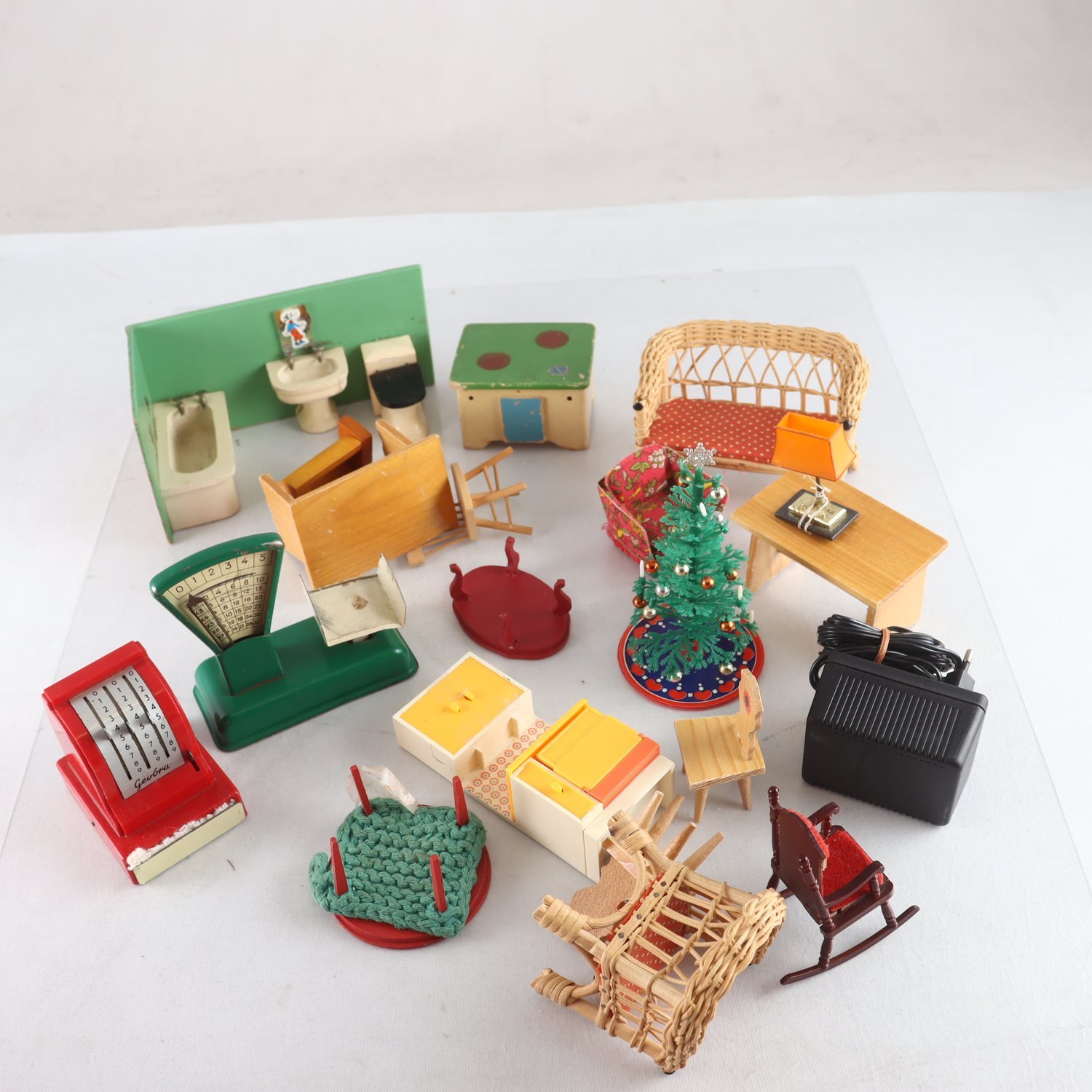 Dockskåpsmöbler, Lundby mfl, blandat. Endast avhämtning.