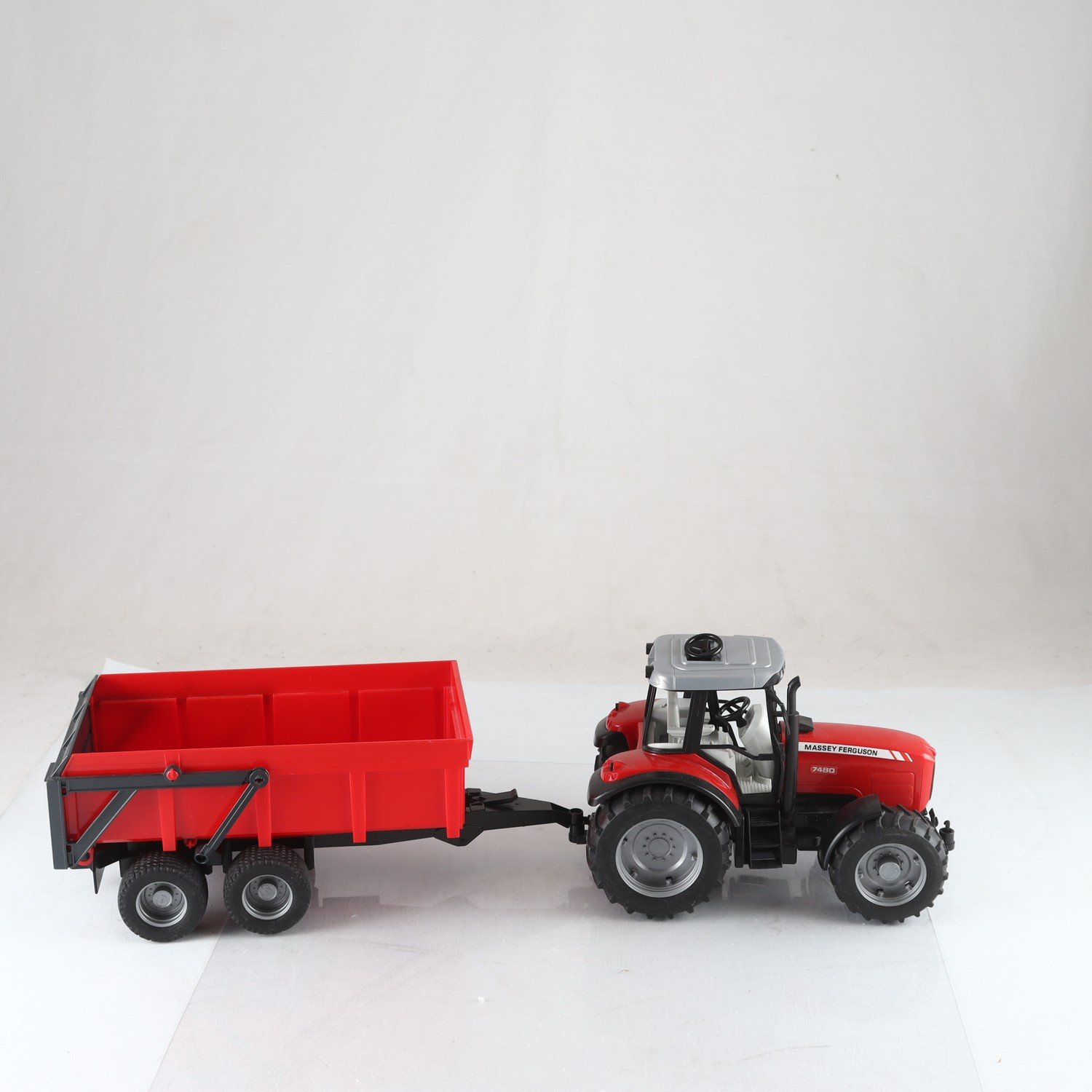 Traktor, Massey ferguson. Samfraktas ej.