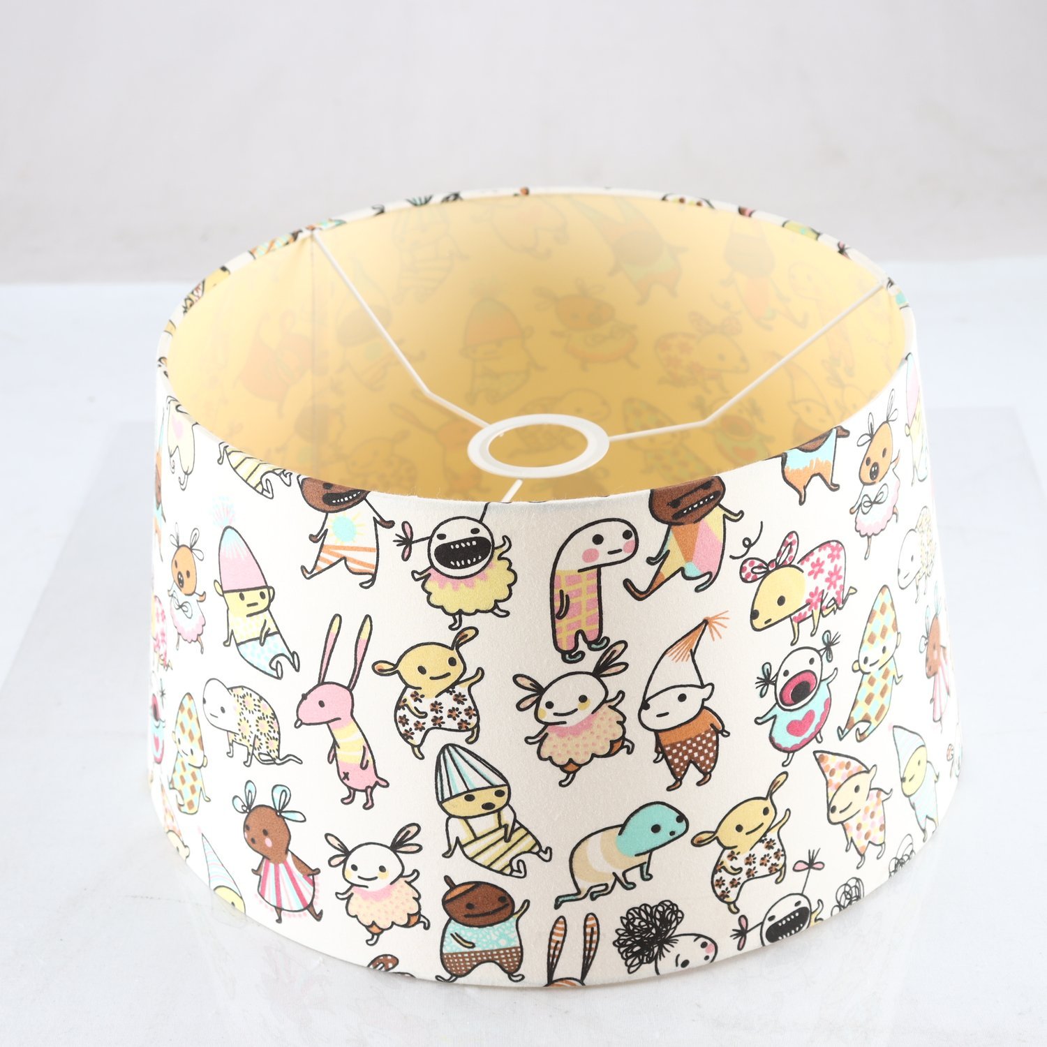 Lampskärm, Stina Wirsen. Samfraktas ej.