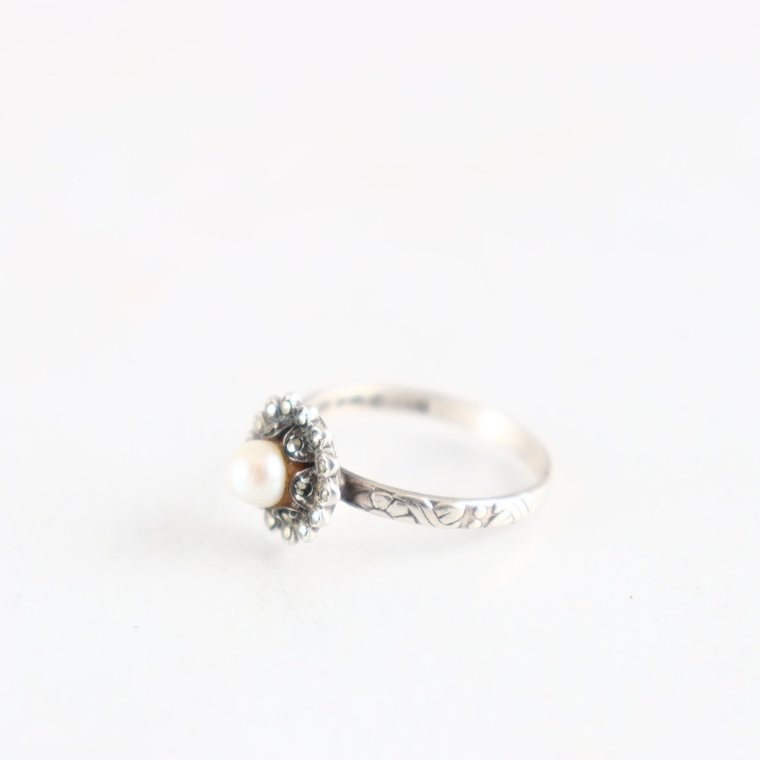Ring, kattfot, markasiter och pärla
