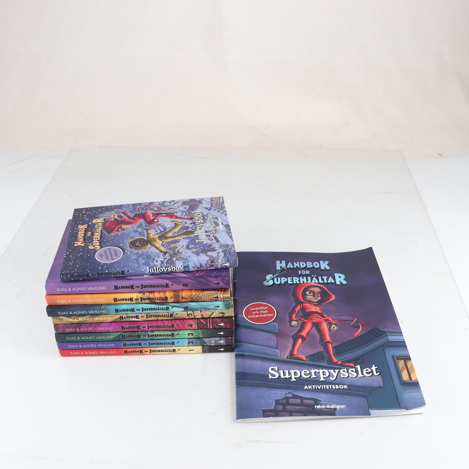 Handbok för superhjältar, Vol. 1-8 + Jullovsbok + Superpysslet