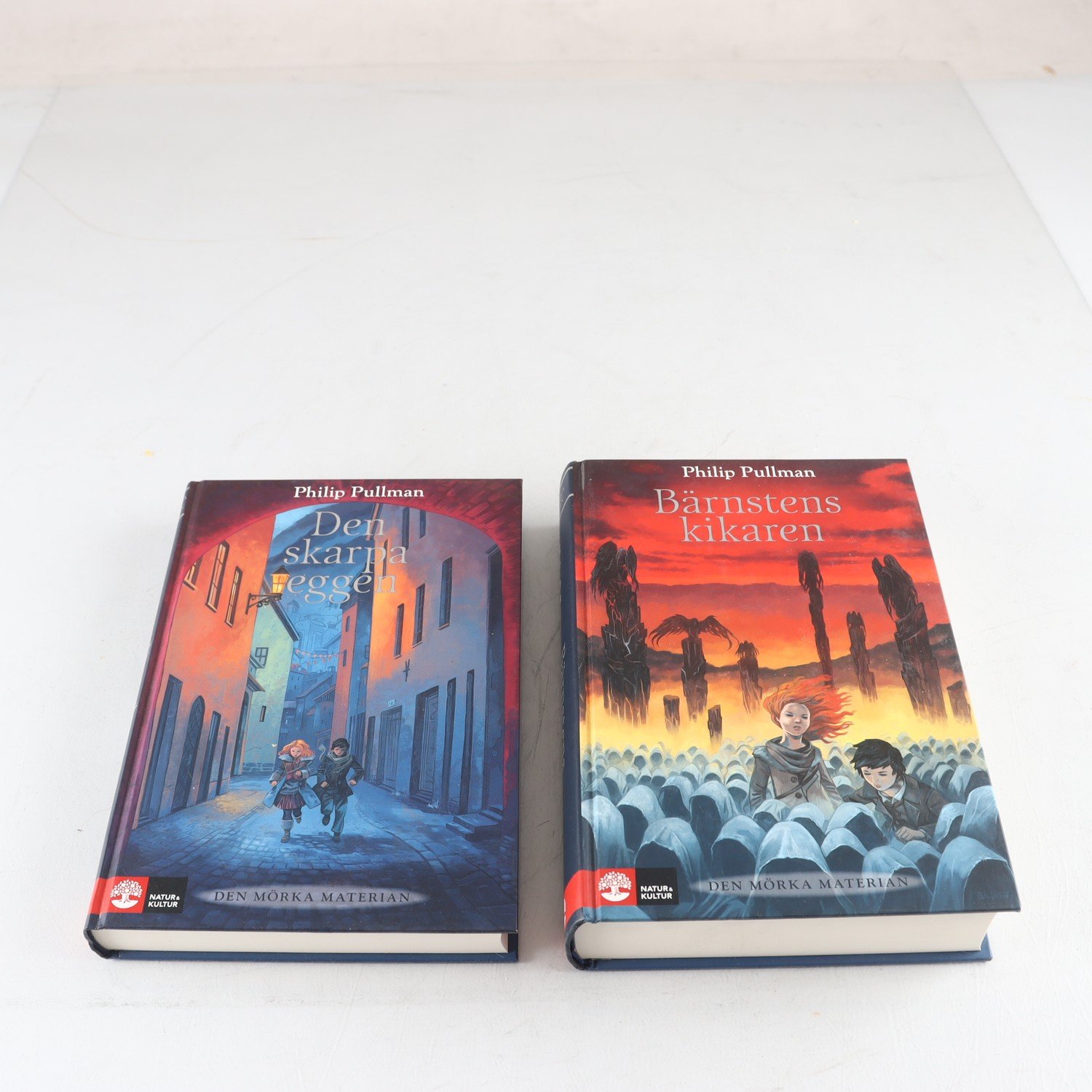 Paket, Philip Pullman, Den skarpa eggen & Bärnstenskikaren
