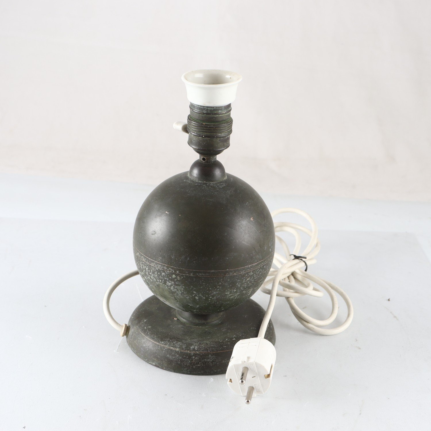 Bordslampa, Art-Deco, Metall. Samfraktas ej.