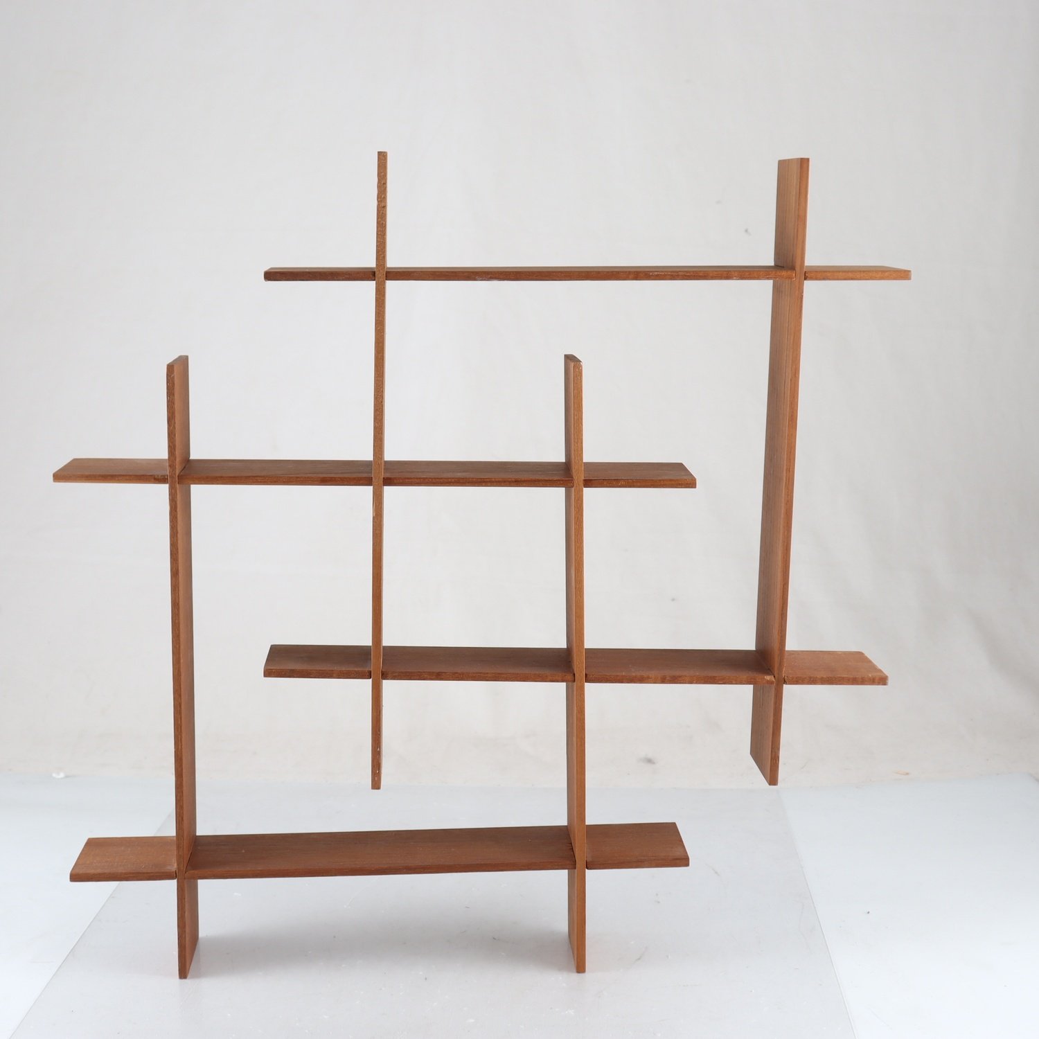 Vägghylla/krysshylla, teak, 1950-1960-tal. Endast avhämtning.