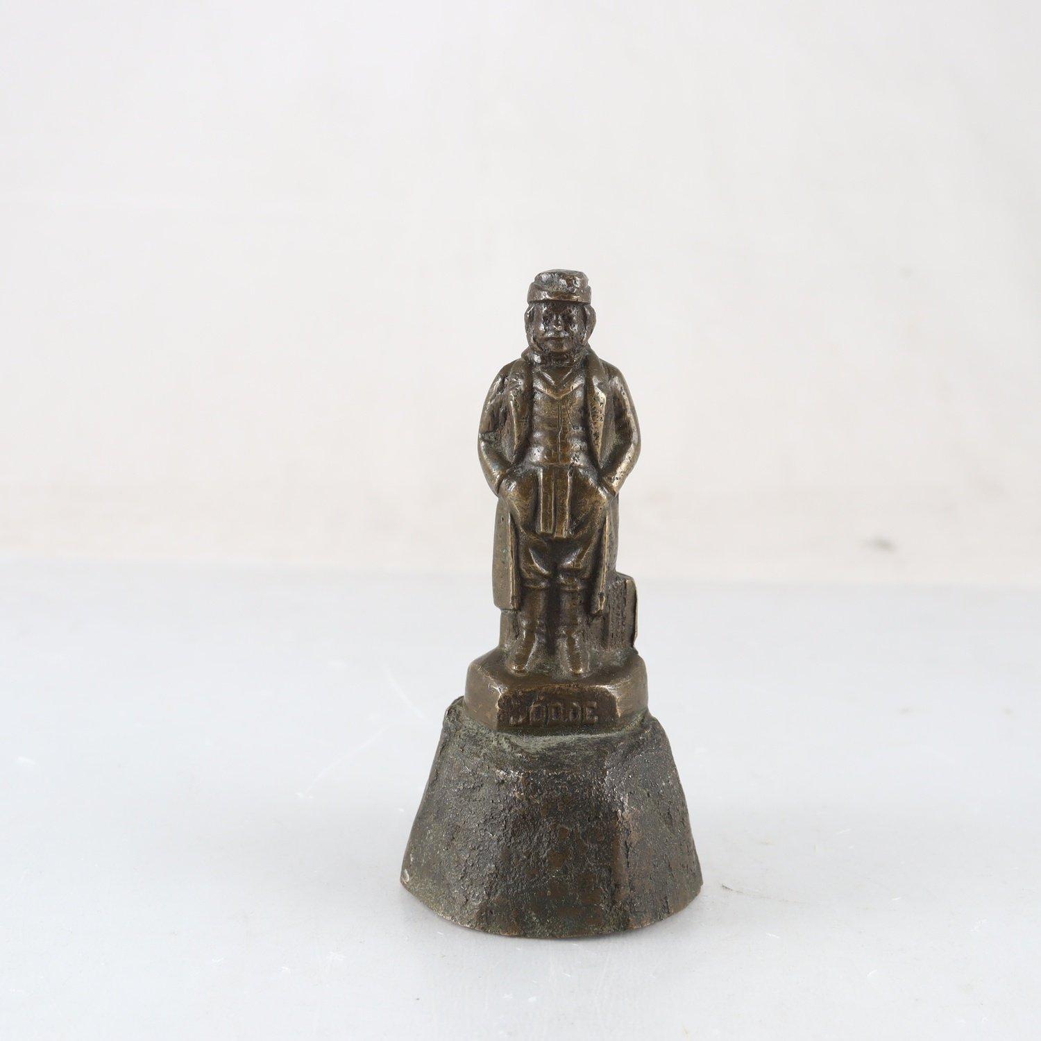 Skulptur, brons, Jödde på stenen, märkt Jödde. Samfraktas ej.